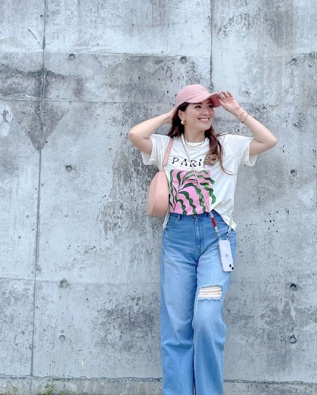 misatoのインスタグラム：「. 𝑆𝑝𝑜𝑟𝑡𝑠 𝐹𝑒𝑠𝑡𝑖𝑣𝑎𝑙 🏃‍♂️ ⁡ ⁡ 都会でもないし私立でもないのに なぜか“運動会”ではなく “スポーツフェスティバル”🏫  略して「SF」エスエフ ⁡ の季節がやってきました🙌✨ ⁡ ⁡ ⁡ ⁡ 今年は3年ぶり⁇に全学年一斉開催‼︎🎊 (でも午前中だけのショートver.🥲) ⁡ ⁡ ⁡ 楽しみでウキウキな気持ちが ダダ漏れなわたしは ピンクチームの親かな⁇と思われるほどの ピンク全開なコーデに🩷 ⁡ でも息子はグリーンチームなんだよ🥹🫛w ⁡  ちなみに ピンク🩷 グリーン💚 グレー🩶 の3チーム対抗だよ☺︎  グレーのはちまきはいつ見ても斬新だよw ⁡ ⁡ ⁡ ⁡ 次男の踊るソーラン節も 一生懸命に走るリレーもかっこよかったなぁ♡ ⁡ 走るのが好きな次男は 『中学生になったらママと同じ 陸上部の入ろうかな』なんて言ってる🥹 嬉しい‼︎🫶🩷 ⁡ ⁡ ⁡ ⁡ ⁡ ⁡ ⁡ #PICHI#ピイチ #ママコーデ#ママファッション #プチプラコーデ #アラフォー #アラフォーコーデ #アラフォーママ #カラフルコーデ#ピンクコーデ#デニムコーデ#fashion#outfit#coordinate#koreanfashion #오오티디#ヘアカラー #高身長女子#高身長コーデ」