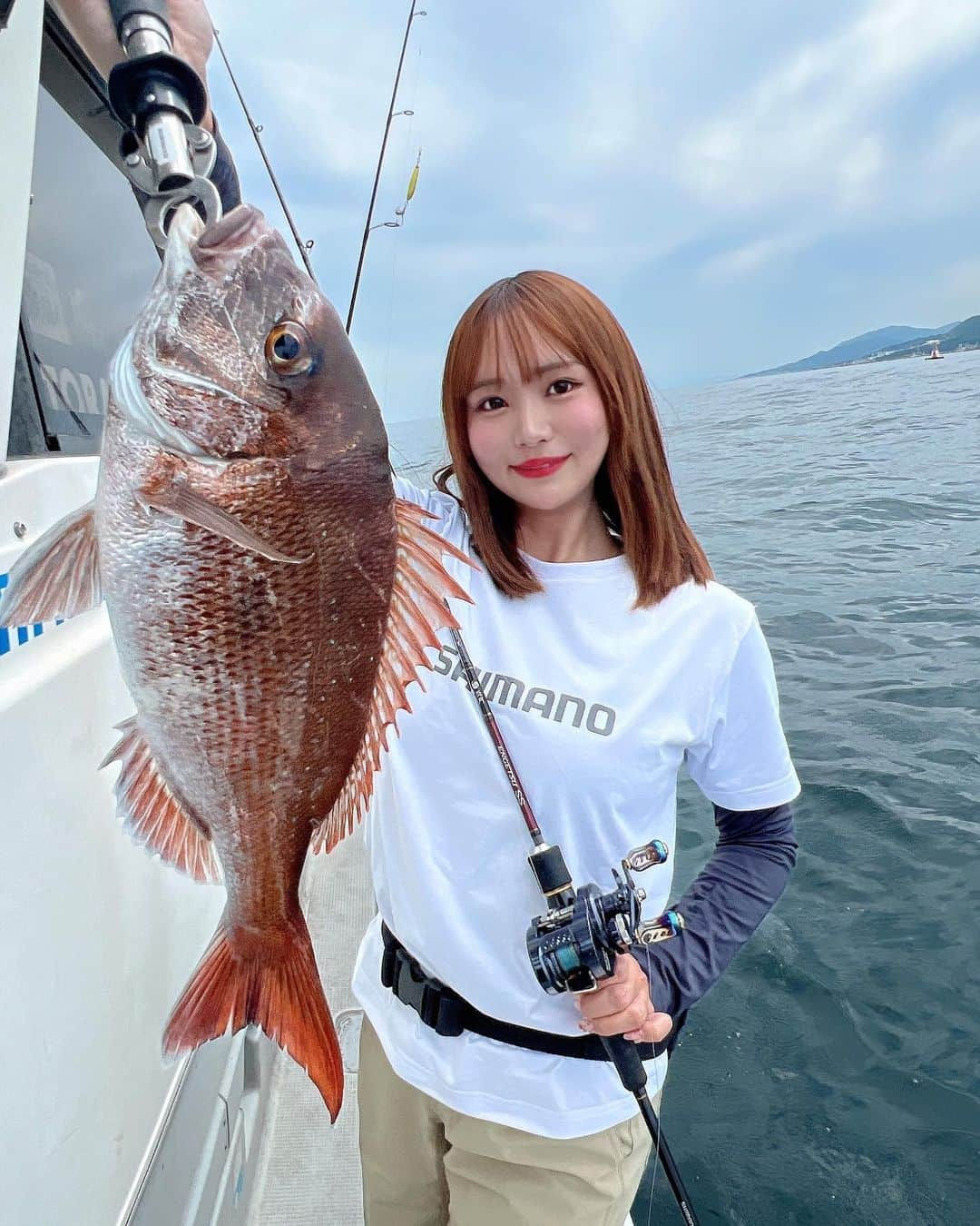 伊賀愛優菜さんのインスタグラム写真 - (伊賀愛優菜Instagram)「･ 今日も、シーパラダイスで 明石に行ってきました！🌊 ･ タイラバで真鯛3枚と ジギングでメジロ1本ハマチ1本釣りました🐟 ･ お客さんも皆、真鯛は釣れて全員安打！︎👍🏻 ̖́- 久しぶりに鯛のアタリが多い日に当たった✨️ ･ ジギングは、少し食わせるの難しかったけど 何とか2本GET! メジロはブリ?!ってぐらいよく引きました😂 ･ 【 タイラバタックル 】 ロッド:SHIMANO 炎月SS B610ML-S リール:SHIMANO OCEA CONQUEST LIMITED 200PG ライン:TORAY Jigging PE Power Game X8 0.8号 リーダー:TORAY SMOOTH LOCK+ 12lb  ･ 【 ジギングタックルデータ 】 ロッド : SHIMANO  OCEA JIGGER FULLBEND B60-2 リール:SHIMANO  22NEW OCEA CONQUEST 300HG ジグ:GEKIRYU×UROCO  COLLABORATION COLOR 200g ライン: TORAY  Jigging PE Power Game X8 1.5号 リーダー: TORAY  PowerGame LURE LEADER FLUORO 20lb ･ 【 ウェア 】 Tshirt:SHIMANO ドライロゴTシャツ ショートスリーブ ホワイト inner:SHIMANO  サンプロテクション ハイブリッド インナーシャツ  ブラック bottoms:SHIMANO ドライバーサタイル パンツ ベージュ ･ #タイラバ #明石タイラバ #真鯛  #釣りガール #釣り #釣り女子 #fishing #fishinglife  #낚시  #fishinggirls  #instafish #fishingdaily #saltwaterfishing #angler #釣り好きと繋がりたい  #オフショア #ocean #東レ #TORAY #東レモノフィラメント #ソラローム #ジギング  #钓鱼 #shimanofishing #シマノフィッシング」5月31日 20時31分 - ayugram_125