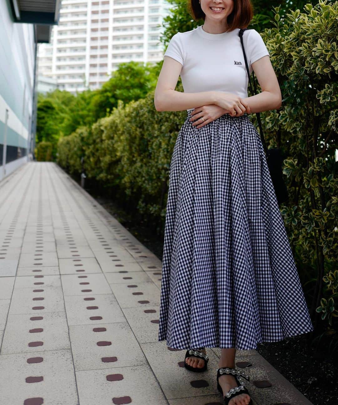 藤井聖子さんのインスタグラム写真 - (藤井聖子Instagram)「週末…🖤🤍  娘とふらりとショッピングモールへ。 ギンガムチェックが似合うと  @risako_shima に診断してもらってから 気になり始めた単純なヤツです。  @obli_official のスカートは 今季のお気に入り。 ウエストがゴムで、 ジャストサイズで着られるから ものすごーく気分がいい🫶🏻  小旅行用の　@gelatopique_official の ハート型のバニティとの相性も♥♥  #fashion  #outfit  #ootd #ファッション #コーディネート #ギンガムチェック #ギンガムチェックスカート」5月31日 19時05分 - seiko_fujii