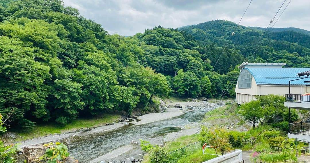 かねきよ勝則さんのインスタグラム写真 - (かねきよ勝則Instagram)「本日は群馬県立万場高校さんで開催の「笑える政治教育ショーin群馬」に響長友さんと出させて頂きました！  生徒会長がノリノリで楽しかったです😄  長閑な所にある学校。 水産コースがある学校で養殖をしているあゆの天ぷらも頂きました！ 美味しかったです😋  #群馬県 #万場高校 #あゆの天ぷら #笑える政治教育ショーin群馬 #笑下村塾 #響 #長友 #新宿カウボーイ #かねきよ」5月31日 18時58分 - shinjyukucowboy_kanekiyo