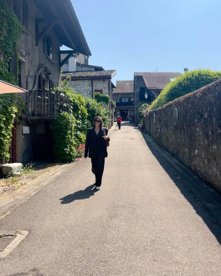 マギー・ラースリー・バーレンシエガーのインスタグラム：「Yvoire u are so charming 🌹」