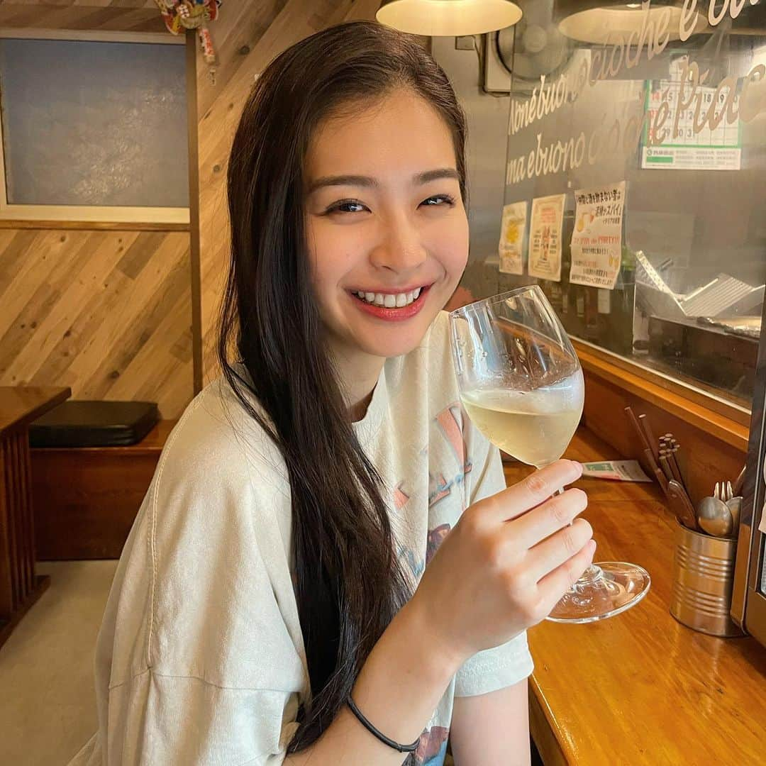 米山珠央のインスタグラム：「. 弟のお引越しを手伝ったあとのディナー🍷✨ . 化学調味料を一切使用しない お料理と#ナチュールワイン を 楽しめる、日本にいながら イタリアを感じるお店でした🇮🇹 . . おすすめコース4品3,500円 ☑︎ 野菜だけの前菜盛り合わせ ☑︎ リボリータ ☑︎ もち豚肩ロース炭火焼 ☑︎ スパゲティカチョエぺぺ . . . . #東洋式ファブリカ　#supported #門前仲町グルメ　#門前仲町ディナー　#清澄白河グルメ　#清澄白河ディナー　#イタリアン　#コスパ最高　#東京グルメ　#江東区グルメ　#イタ飯　#イタリアン好きな人と繋がりたい #たまおごはん」