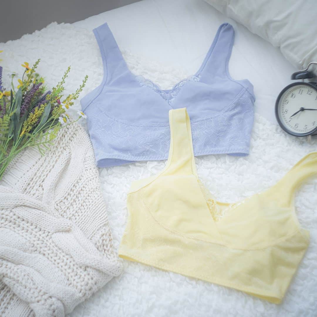 HEAVEN Japanのインスタグラム：「💙5/31(水)発売💛 夜寄るブラ＋plus新色  💙ヒヤシンスブルー 💛クリームイエロー  爽やかさと鮮やかさを兼ね備えた ブルーとイエローの新色。  バストの横流れを防ぎ、 美バストをしっかりキープする ナイトブラです🌙  ノンワイヤー・ノンホック・ノーパッドで 睡眠中にバストをしっかり寄せながらも 眠りの妨げにならないような作りに。  とても薄くて軽いので 洗濯も楽ちん。 旅行に持っていく時も便利です👌  ❁.｡.:*:.｡.✽.｡.:*:.｡.❁.｡  「下着で私を好きになる」 適正下着ブランド【HEAVEN Japan】 @heaven_japan  ★夜寄るブラ+plus（3081） ￥3,080  サイズはB65～K90対応の 合計16サイズ展開！  #heavenjapan #ヘブンジャパン #ヘブンジャパン #可愛い下着 #見えないおしゃれ #下着 #適正下着 #下着好きな人と繋がりたい #下着好き #下着通販 #ナイトブラ #夜寄るブラ  #ノンワイヤー  #ノンワイヤーブラ」