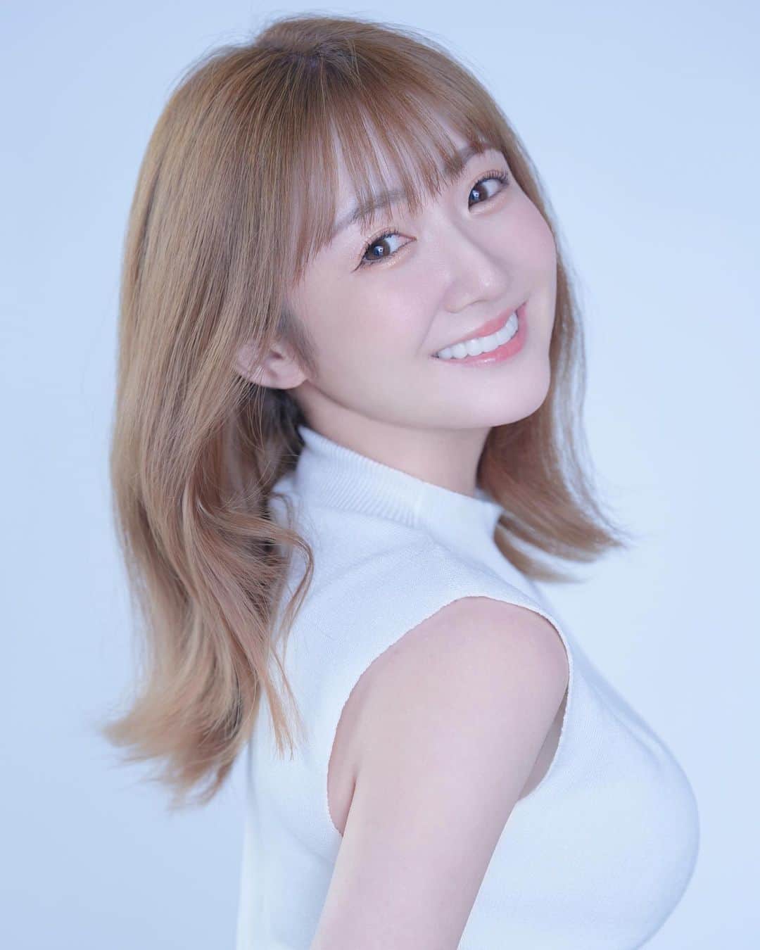 三村遙佳のインスタグラム：「【ご報告】  いつも応援してくださっているファンの皆様、関係者の皆様へ  この度2023年5月31日を持ちまして、5年間お世話になりましたエースクルー・エンタテインメントを退所し、今後はフリーランスで活動させて頂く運びとなりました。  北海道から上京してきてまだまだ未熟者だった私を厳しく育ててくださり、様々な経験をさせてくださった事務所の皆様には感謝の気持ちでいっぱいです。  いつも温かく応援してくださっているファンの皆様、そして関係者の皆様に心より御礼申し上げるとともに、急なご報告になりますことをお詫び申し上げます。  また、退所に伴いまして6月からのお問い合わせ先は下記メールアドレスまでお願いいたします。 ［mimuharu19941027@yahoo.co.jp］ 関係者の皆様にはお手数をおかけしてしまい、大変申し訳ございません。  今までお世話になった皆様へ恩返しができますよう今後とも精進して参りますので、何卒変わらぬご声援を宜しくお願いいたします。  　　　　　　　2023年5月31日 三村遙佳」