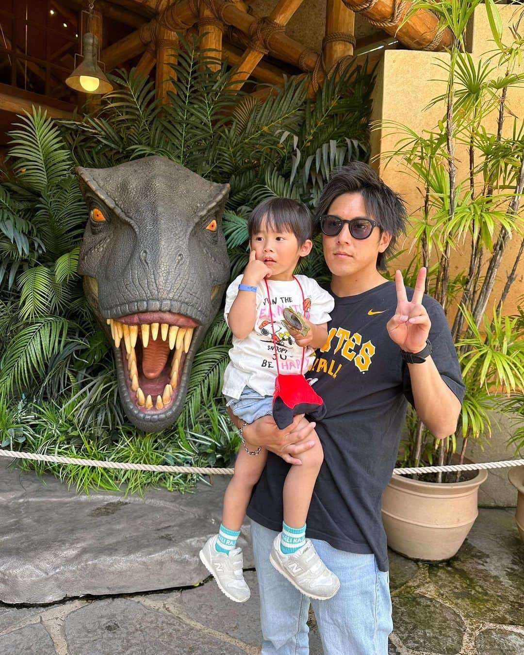 baby.maiさんのインスタグラム写真 - (baby.maiInstagram)「. . 初めて3人でJAWSの前で撮ったから記念に🦈 ちゃんとりくともガオーってしてる🤚🏽 かわいい👦🏽💞💞  またユニバ行きたい言ってたし近々いこね🗽❤️  #usj #universalstudiosjapan #ユニバ #ユニバーサルスタジオジャパン #JAWS #ユニバコーデ #家族」5月31日 19時04分 - maixxaloha