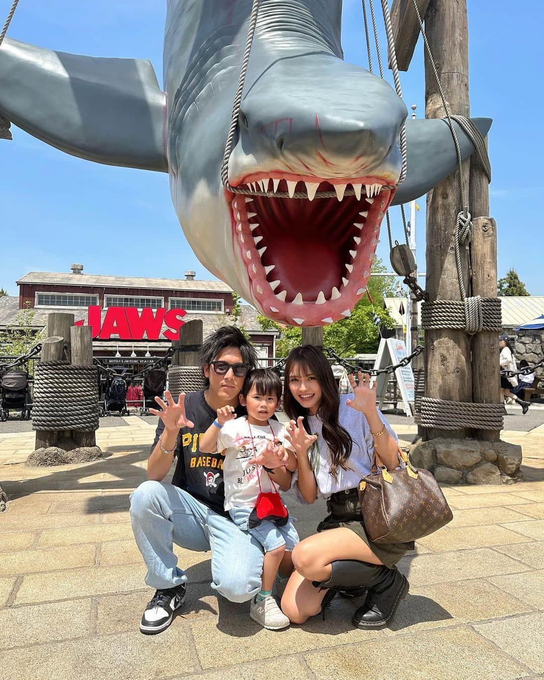 baby.maiさんのインスタグラム写真 - (baby.maiInstagram)「. . 初めて3人でJAWSの前で撮ったから記念に🦈 ちゃんとりくともガオーってしてる🤚🏽 かわいい👦🏽💞💞  またユニバ行きたい言ってたし近々いこね🗽❤️  #usj #universalstudiosjapan #ユニバ #ユニバーサルスタジオジャパン #JAWS #ユニバコーデ #家族」5月31日 19時04分 - maixxaloha