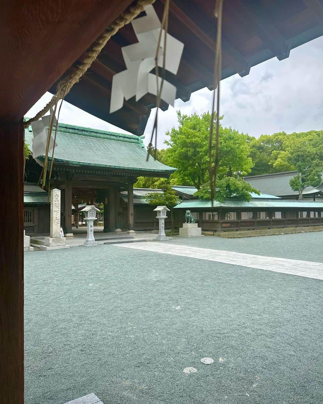 のインスタグラム：「📍Where my dad grew up  宗像大社⛩️ 世界文化遺産に認定、というワードに惹かれて & お父さんの故郷なので 行ってみた✌️  懐かしかろう、と思って お父さんに写真を送ったら 「へー！学校近くだったわ。 でも一回も行ったことないわ。」  「行ったことないわ」  ？  ３割ぐらいお父さんのために行ったのに パワーワードが飛んできました😇  福岡県宗像市 行ってみてね🩵  𓏸꙳⋆⸜⸜˙ 𓏸꙳⋆⸜⸜˙ 𓏸꙳⋆⸜⸜˙ 𓏸꙳⋆⸜⸜˙ 𓏸꙳⋆⸜⸜˙ 𓏸꙳⋆⸜⸜˙ 𓏸꙳⋆⸜⸜˙ #宗像大社 #福岡県 #神社 #世界文化遺産」