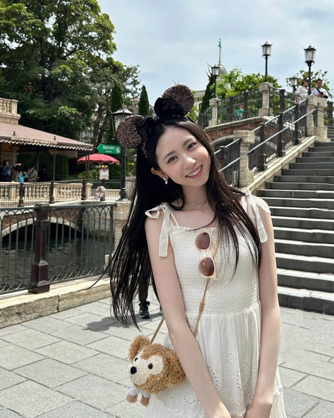 入江美沙希さんのインスタグラム写真 - (入江美沙希Instagram)「#DisneySea　🏰🐬🫧  大好きなダッフィーと写真も撮れたの🧸 持ってたお人形と、ダッフィーのお洋服が一緒って事に気づいてくれたんです...嬉しかったしとにかく可愛かった👼🏻 母もダッフィーにハイタッチしてもらって虜になってました🤍笑 ‪  #ディズニーシー#ダッフィー#06」5月31日 19時07分 - irie_misaki_official