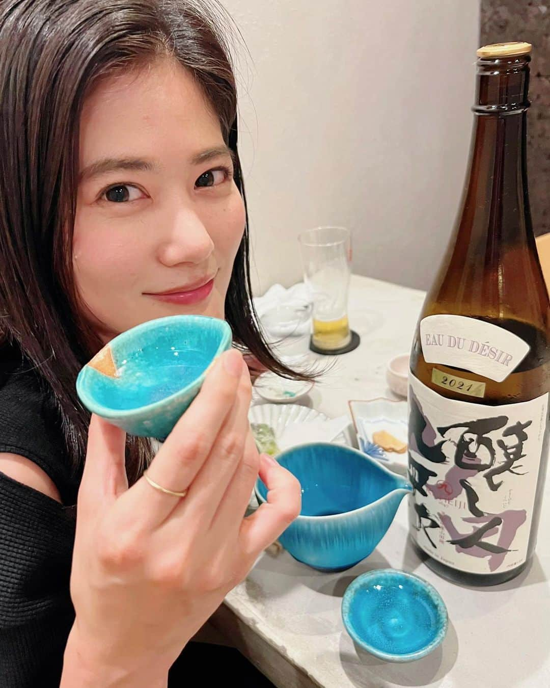 一双麻希 のインスタグラム：「金沢帰った時の美味しい食とお酒。😋✨ 地元の友達に、また美味しくって素敵なお店を教えてもらいました☻ ホタルイカにバイ貝にフグの白子に.. もう地物の大好きなもの尽くし♡♡😆 料理のメニューも選びきれないほど惹かれるものが沢山で、日本酒も豊富で、ちゃんと1人分ずつ分けて出してもらえるのがまた嬉しい、、🥹(器も素敵だし👏)  帰るたびに金沢の食材の美味しさと、料理の繊細さを改めて感じます。☺️  #地元紹介 😋 #金沢 #うきぐさ   #金沢グルメ #金沢旅行 #金沢旅 #石川グルメ #国内旅行 #旅好き #旅好き女子  #金沢駅 #片町 #日本酒女子 #金沢ディナー #日本酒好き #旅好きな人と繋がりたい #アウトドア女子 #一人旅 #女子旅 #自然が好き #旅が好き #アウトドア好き #キャンプ女子 #山ガール #kanazawa #japantrip」