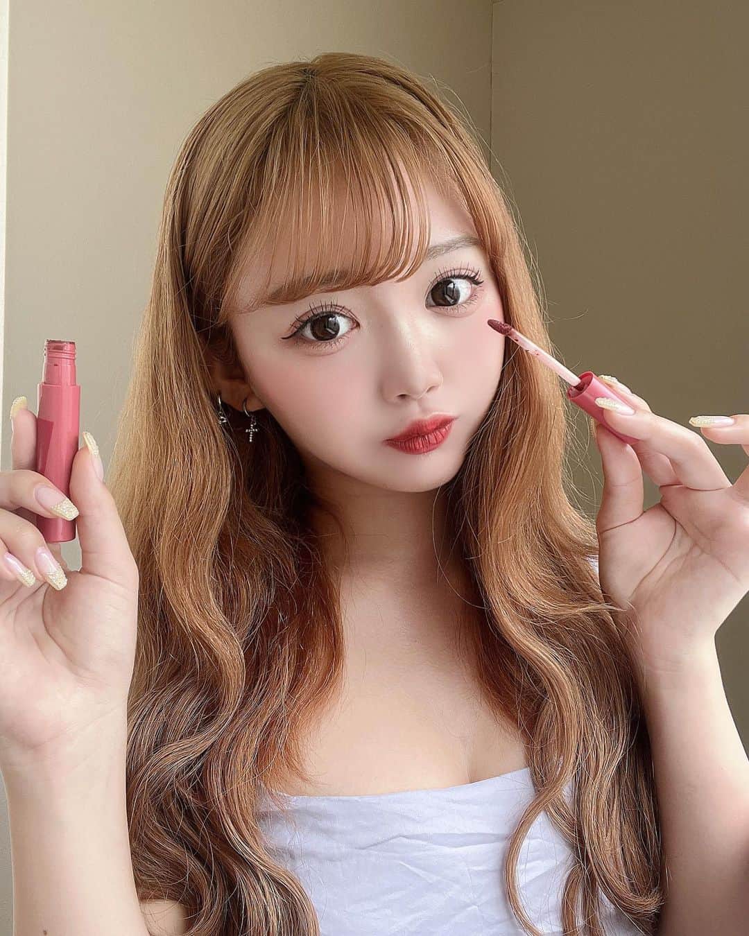 山本姫香さんのインスタグラム写真 - (山本姫香Instagram)「@routees_cosme ルーティス ティントリップグロスを使ってみました♡ ふわさらのマット仕上がりで発色がいいのに落ちにくくてマスクしてても落ちなかったです🫶🏻 単体で使っても可愛いですし、私はR01のラベンダーピンクを全体に塗ってから内側にR05のボルドーレッドを塗ったらすごく可愛かったのでおすすめです！ 色も6種類あるので自分の好きな色を見つけてみてください♡ しかも4つの漢方成分配合で唇が荒れにくいので普段荒れちゃう方にもおすすめ🙆‍♀️ グリッターはR01のオーロラホワイト使いました！きらきらしてて私は目尻や二重の延長線上に使うのが可愛いなっておもいます🍓 このライナーだけで人とはちょっと違うメイクできていいかも💛  #ROUTEES #ルーティス #リップ #グロス #プチプラコスメ #プチプラ #PR」5月31日 19時17分 - _himeka0904_