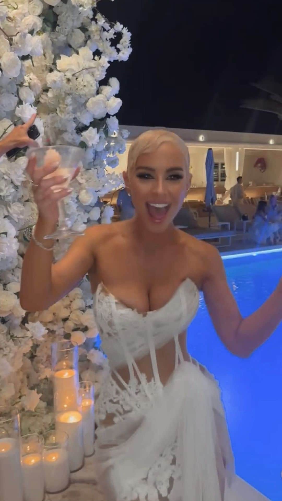 エリー・ゴンサルヴェスのインスタグラム：「my response to people getting mad all over the world about my ‘naked wedding dress’ 😂 I’m a firework darl, get over it.   Dress @oglialorocouture x diamonds @calleijajewels  Hair @brodieleerokstar | mua @alexperrinmua  Styled @styledbybloom_  Wedding Planner | Stylist @alysiabridgerevents Wedding Venue @laluna.beachclub」