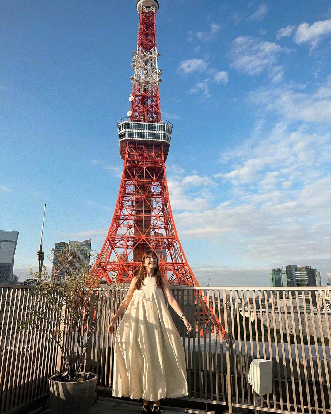 スザンヌさんのインスタグラム写真 - (スザンヌInstagram)「東京タワーってやっぱ最高っっ🗼  #ReHacQ #新ファンタスティック未来 観てくれてるかな？🥺 の収録でした👀🌱 今回は途中で高橋さんがいなくなったり←信頼の証。笑 いつもに増して緊張しまくりましたが ものすごい才能の持ち主たちと話せるこの機会はとてもありがたいし、学びオブ学びです🙏🙏🙏 こうなりたいって思いながら寝たら忘れる癖なおしたいよ←  ワンピもピアスも @todayful_  展示会にも行けてみんなにも会えて。幸」5月31日 19時17分 - suzanneeee1028