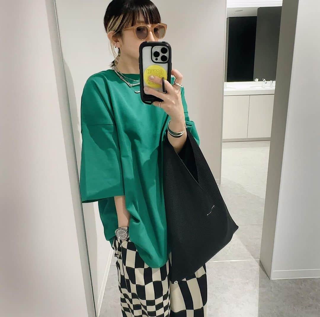 mayumiのインスタグラム：「カラーTがどんどん欲しくなっている ５月の終わり。 . 変な暑さで体力奪われますね…😨 . . 疲れた時全身が痛くなるのって私だけではないですよね…？🥺 .」