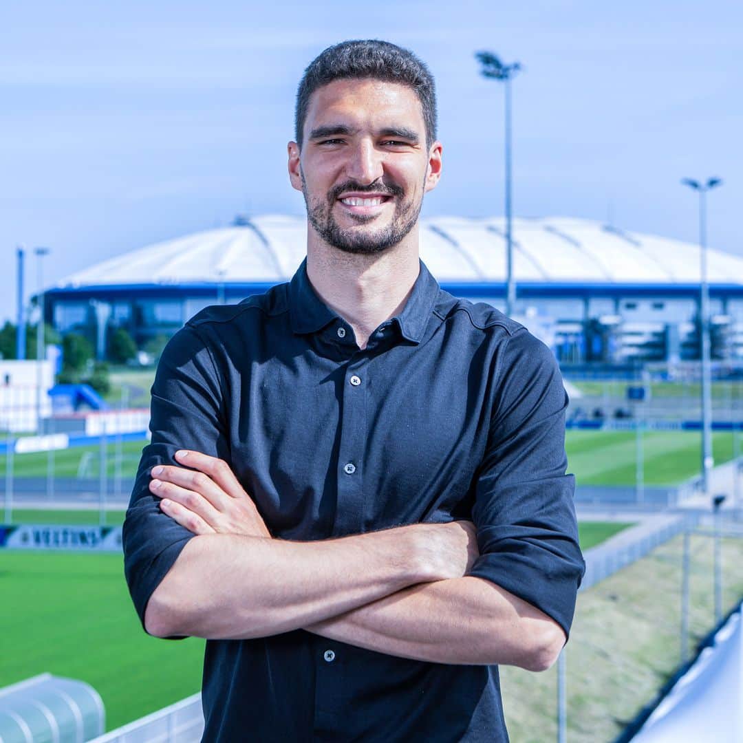 シャルケ04のインスタグラム：「Top! @m.kaminski35 hat seinen Vertrag beim #S04 verlängert! Schön, dass du bleibst, Kami!  . . 🔗 LINK IN BIO 🔗 . . #S04 #Schalke #Knappen #Königsblau #Vertrag #Kaminski」