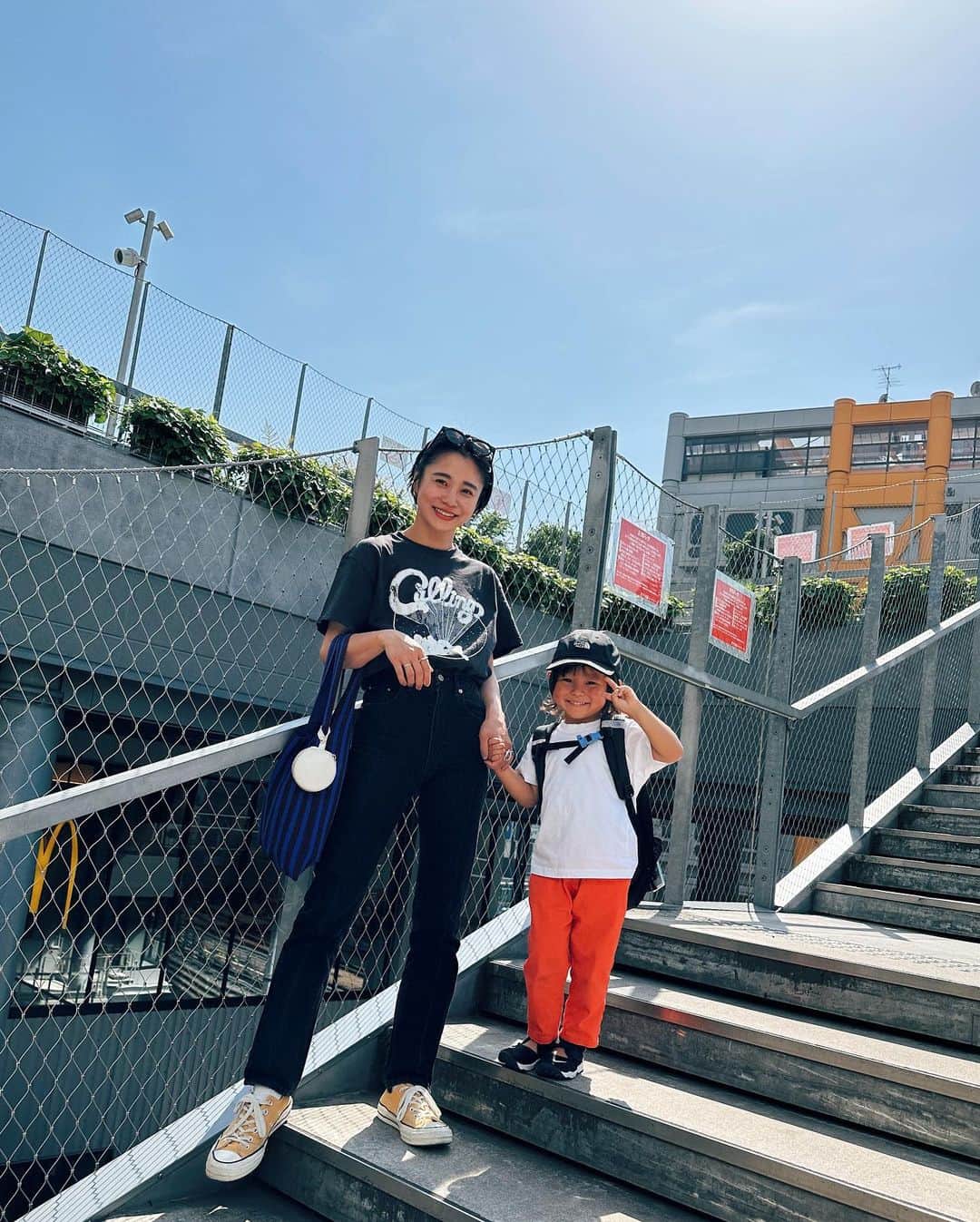 忍舞のインスタグラム：「母と息子と3世代でおでかけ☀️ わたしの大好きな @cosmekitchen_adaptation でランチして 散歩したりのーーんびり渋谷デートな１日 それにしても暑すぎたなww  息子のドラえもんが上手で なんだかほっこりした💓  てかTシャツも黒デニムも @machupichu_shop の最近かったもの💓 めちゃ好みすぎて。。。🥰  #しのぶんコーデ #親子デート」