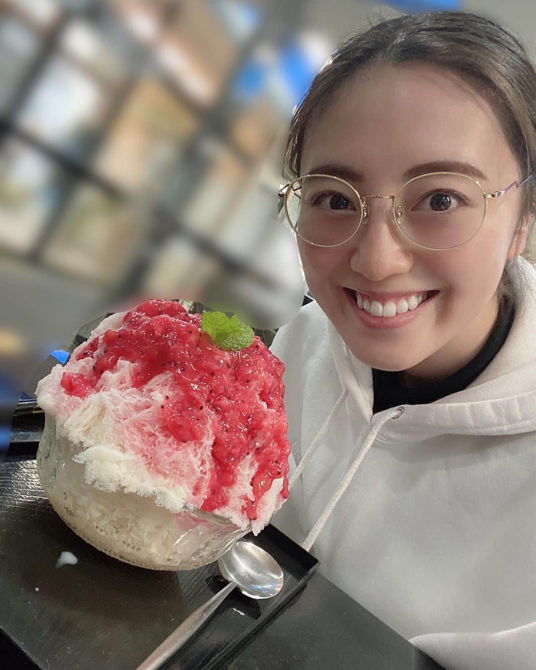 沢井美優のインスタグラム：「レッドキウイだよ🥝 グリーンより甘味が強い感じでござります☺️✨  #沢井はかき氷です #🍧  #かき氷 #かき氷大好き  #かき氷は人を幸せにする #🧡　 　 #笑顔溢れる毎日を  #明日もきっと素敵な一日 #🍀」