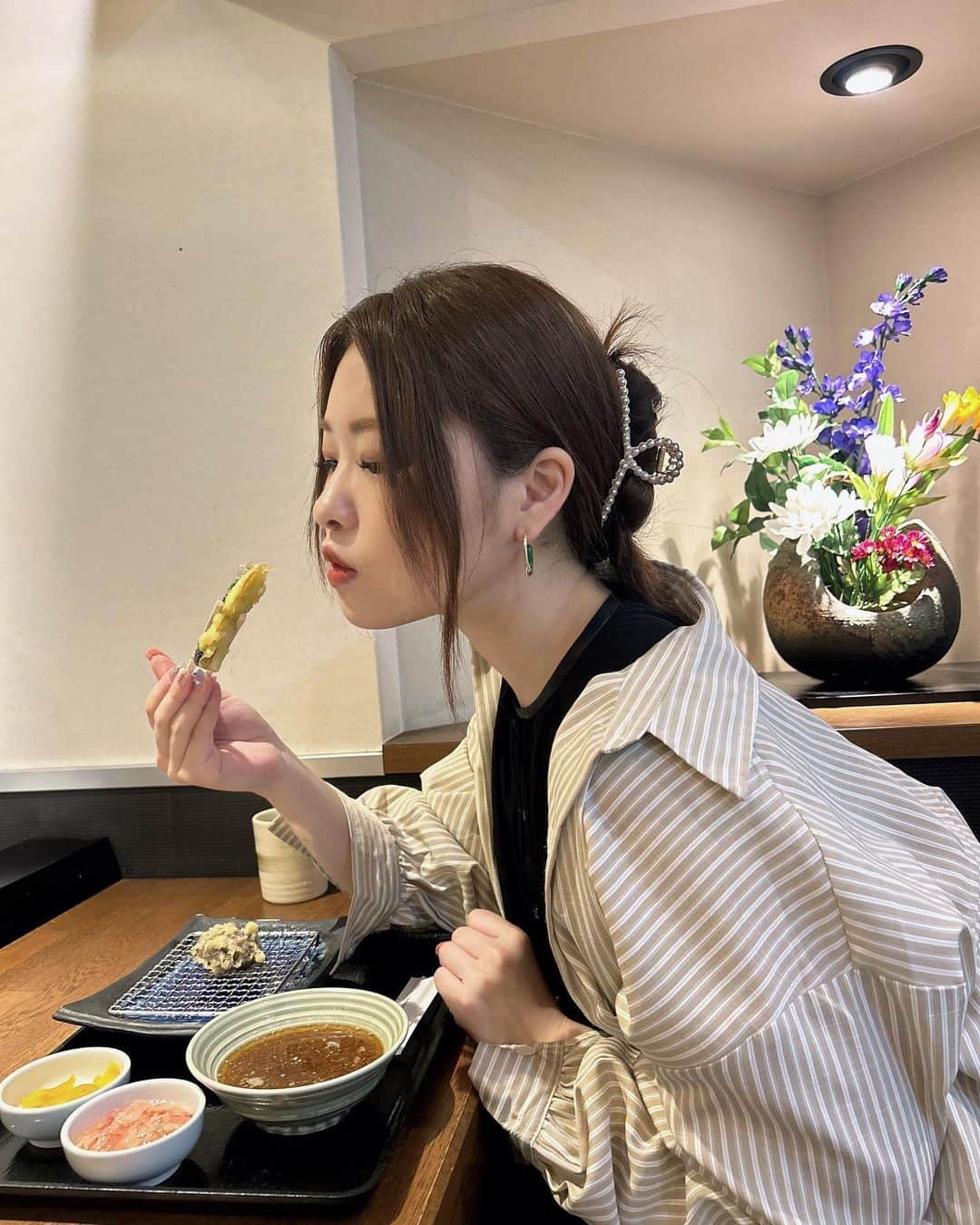 中西智代梨さんのインスタグラム写真 - (中西智代梨Instagram)「福岡に帰ってました✈️  お母さんが誕生日だったのでそれに合わせて💭☺️ 一緒にカウントダウン迎えれてよかった♪出来たての天ぷらおいしすぎたぁぁぉ🍤沢山食べて飲んで食べました✌️帰ったらダイエット頑張ろっ  いつもありがと。 お誕生日おめでとう😌🌸」5月31日 19時24分 - sukiyaki_daisuki512