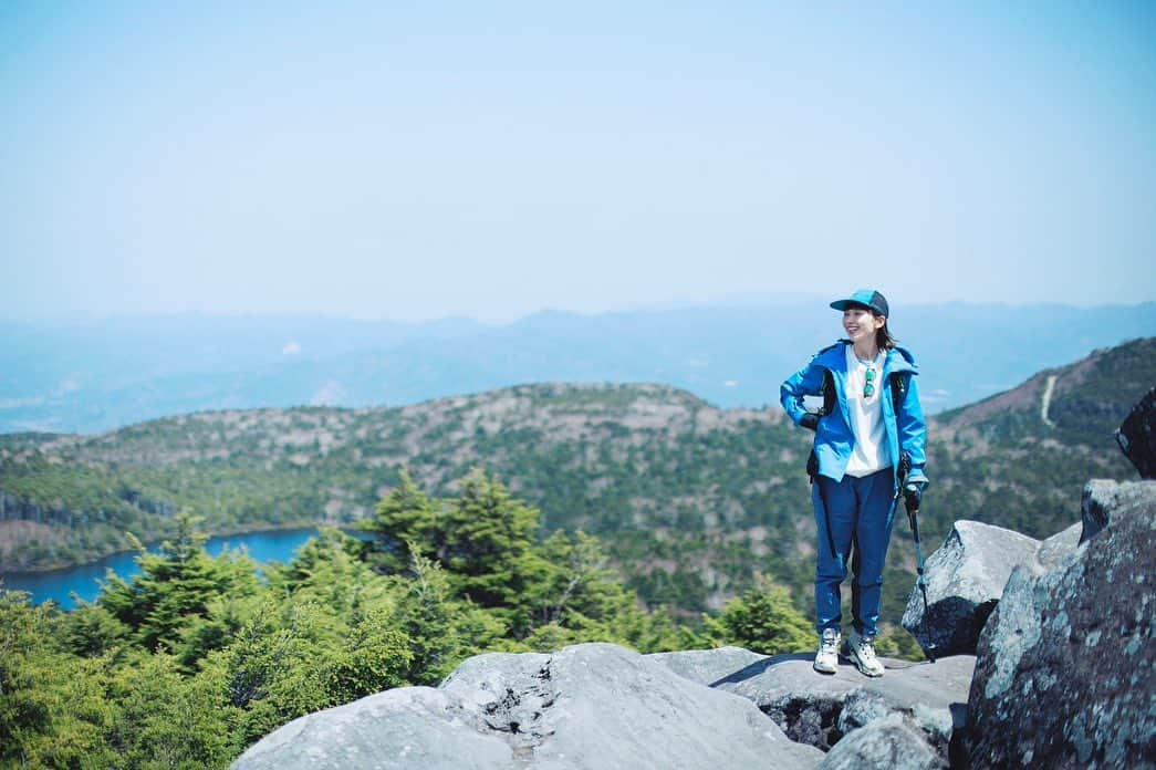 kazumiさんのインスタグラム写真 - (kazumiInstagram)「ランドネ7月号⛰️   北八ヶ岳へ行ってきました！ 天気にも恵まれたロケの日。 まだ足元には雪が残っている場所も少しあり スノーシューでザクザク足場を確認しながらの登山⛄️ . 撮影をご一緒させて頂いた スタッフのみなさまがとても楽しくて もはや遠足のようだった🤣✨ ▶︎写真3枚目はスタイリストの白男川さんが撮ってくださった😍🙏 . 高見石小屋で食べたご褒美の揚げパンも とても美味しくて、、すぐペロリ😋🥐 景色も素晴らしかった！ ご褒美がある登山だと俄然やる気もでる💪 登山初心者の私には嬉しいロケだったなぁ⛰️⛰️⛰️ 今年は山登りもやりたいな🥰  . 📷✨🙏✨ @randonnee_mag  @isao_hashinoki  @kiyomi_s_k  @chikasuzuki1  . #ランドネ#kazumi#北八ヶ岳#高見石小屋」5月31日 19時29分 - kazumi0728