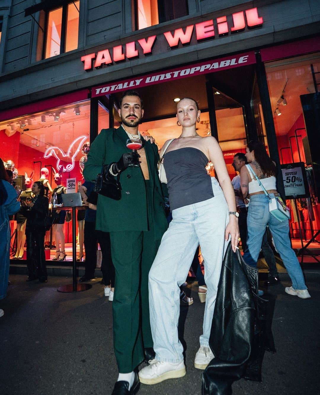 TALLY WEiJLさんのインスタグラム写真 - (TALLY WEiJLInstagram)「⚠️Caution⚠️ swiping through these images may cause in FOMO 💥 Our reopening event was the talk of the town, but our guests? Definitely the highlight. Bisous from your TALLY WEiJL team and thank you for coming through🐰💕 #bunniesnightout #pinkparadise #zurich」5月31日 19時42分 - tally_weijl