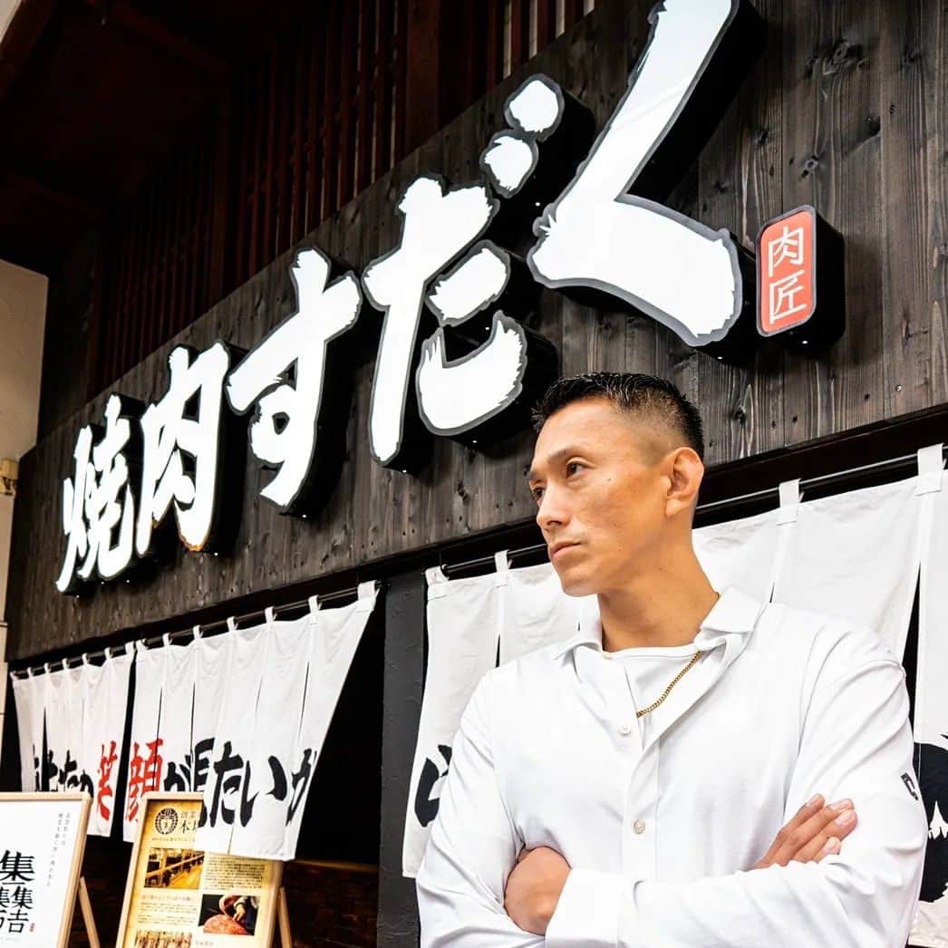 のインスタグラム：「本日から１年間 全国チェーンの 『近江焼肉ホルモンすだく』さんの 公式アンバサダーやらせてもらいます 公式アンバサダーってカッコいーじゃーんってなってる(笑) お近くの店舗に食べに行ってくれたら嬉しいです #近江焼肉ホルモンすだく  #近江焼肉 #近江牛」