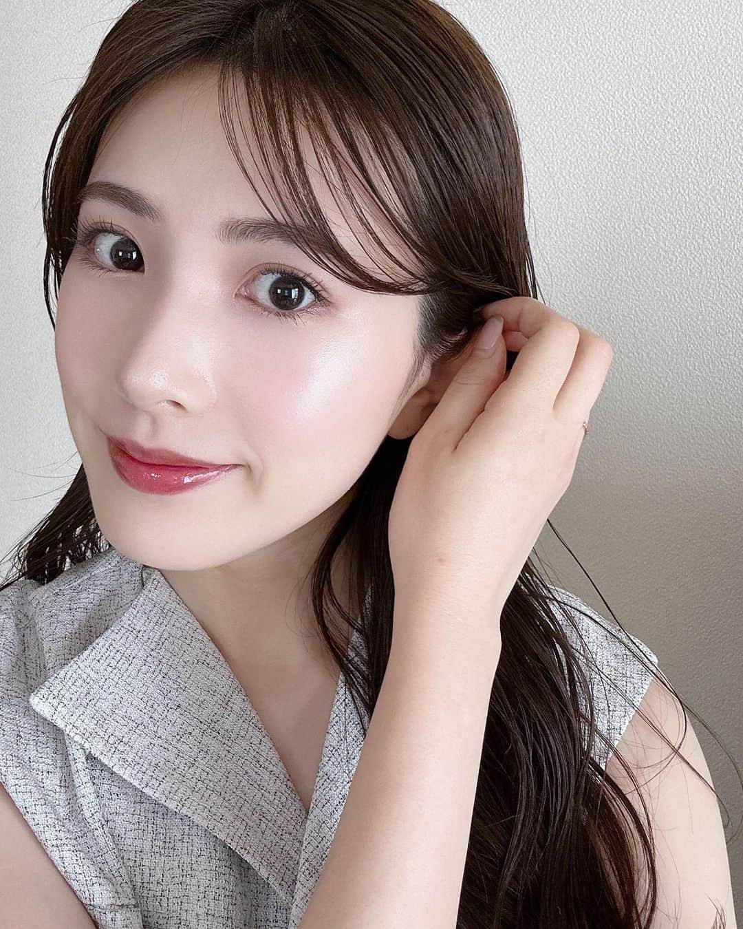 のインスタグラム：「. . 最近のお気に入りコスメで春メイク🍒 使ったアイテム全部載せました◎  ✔︎クレ・ド・ポー ボーテ タンクッションエクラ ルミヌ ¥11000  ✔︎コスメデコルテ  トーンパーフェクティング パレット 00 ライト ¥4950  ✔︎シンピュルテ フェザータッチング クラリティーパウダー ¥5500  ✔︎her lip to beauty MIRACLE SUN BALM DUO ¥3300  ✔︎visee シェードトリック ¥1760  ✔︎アンプリチュード コンスピキュアス モノチークス 05 ベビーピンク ¥6380  ✔︎fujiko 美眉アレンジャー 01ナチュラルブラウン ¥1650  ✔︎fujiko マジカルアイブロウカラー 01ナチュラルブラウン ¥1408  ✔︎ririmew インザミラーアイパレット 03 ウィンターグレイ ¥2640 （画像入れ忘れです😭🙏🏻）  ✔︎mude. マルチフィクサー #01 クリアブラック ¥1500  ✔︎mude. スキニーマスカラ #01 ブラック ¥1500  ✔︎デジャヴュ ラスティンファイン 極細クリームペンシル リアルブラック ¥1320  ✔︎D-UP シルキーリキッドアイライナーWP シフォンブラウン ¥1430  ✔︎ririmew ミューテッドシアーティント 02 ピンクフォンデュ ¥1870  #春メイク#夏メイク#春コスメ#夏コスメ#ツヤ肌メイク#今日のメイク#透明感メイク#ブルベメイク#ピンクメイク#ナチュラルビューティーベーシック#naturalbeautybasic#デパコス#プチプラコスメ#韓国コスメ#メガ割#qoo10メガ割」