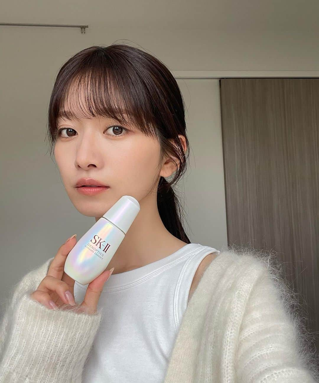 小室安未のインスタグラム：「@skii  ジェノプティクス ウルトオーラ エッセンスを 普段のスキンケアに取り入れてみました。  肌の曇り(いわゆるくすみ)に着目して開発された SK-IIの美容液。  4種の肌曇りに着目したこの美白美容液は 顔色が悪いな~という日に重宝👌🏻 不規則な睡眠から起こる黄色曇りに悩んでいたので 味方がひとつ増えました🌱  さらっと馴染むテクスチャーなところも◎  #美白美容液 #100カラットオーラ #オーラ肌 #SKII #SKII_pr #スキンケア」