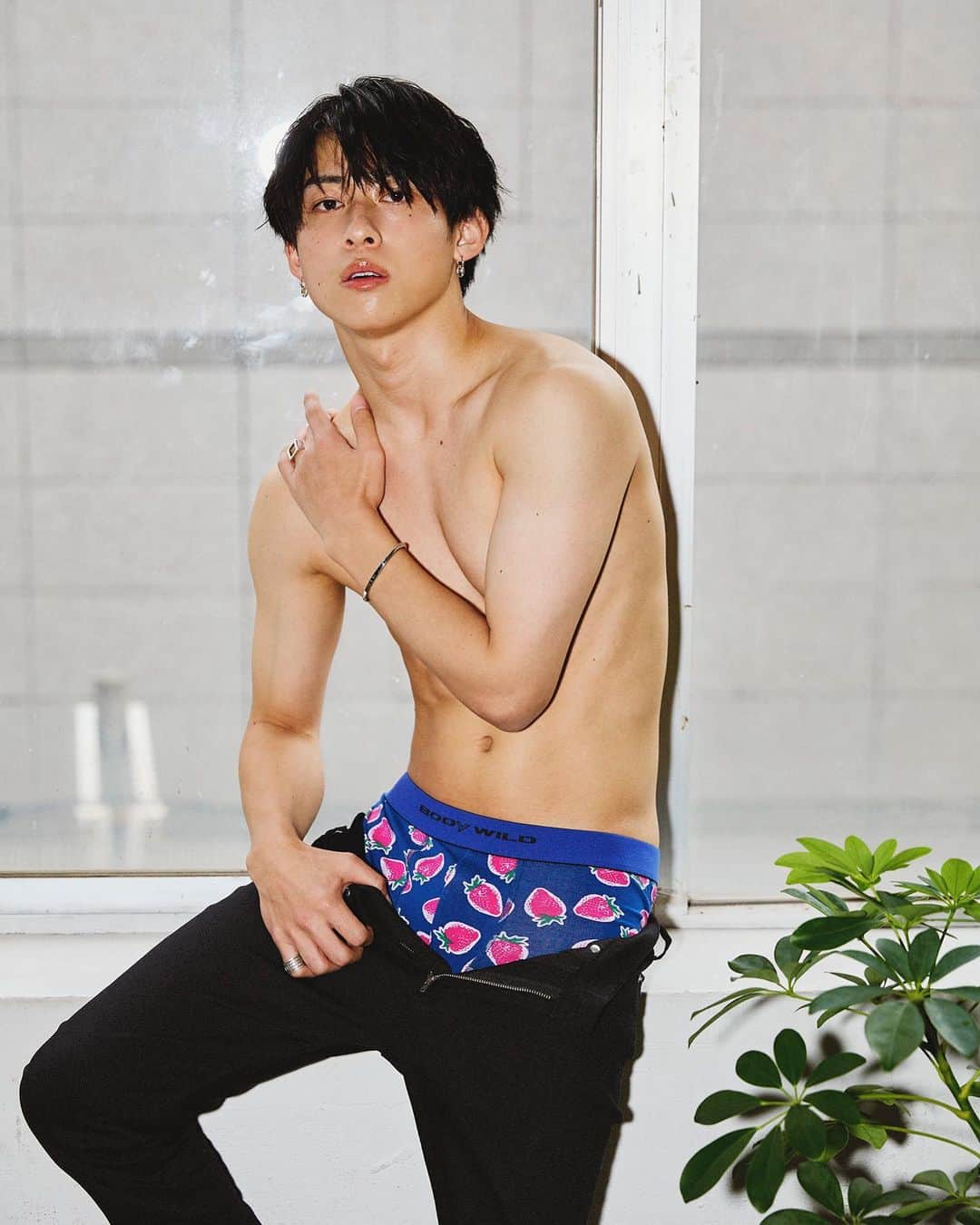 りゅうとのインスタグラム：「23SSの  @bodywild_official の撮影会で着用し たFASHIONボクサー! 甘くなり過ぎないイチゴ柄がおしゃれですよね! 他にも色々な柄の展開があるのでぜひサイトもチェックしてみてね! #BODYWILD #ボディワイルド  #bodywildstyle #ボクサーパンツ    リンク https://bit.ly/41Ztb9h」