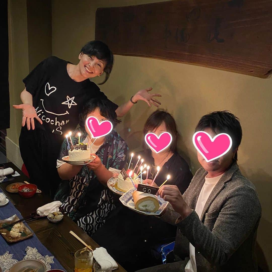 南果歩さんのインスタグラム写真 - (南果歩Instagram)「私の大切なスタッフのお誕生日会😊😊😊 #これだけはわかってる の稽古場から直行したので、稽古場スタイルのまま💦 やっとお祝いできて良かったー🌈 大好きなお店❤️ #一草 にて❤️❤️❤️  #スタッフ #お誕生日会 #nicochans Tシャツ #果歩デザイン #ライブTシャツ #和食屋 #銀座 #稽古場  #東京芸術劇場シアターウエスト #南果歩 #kahominami  #미나미카호 #japaneseactor」5月31日 19時49分 - kaho_minami