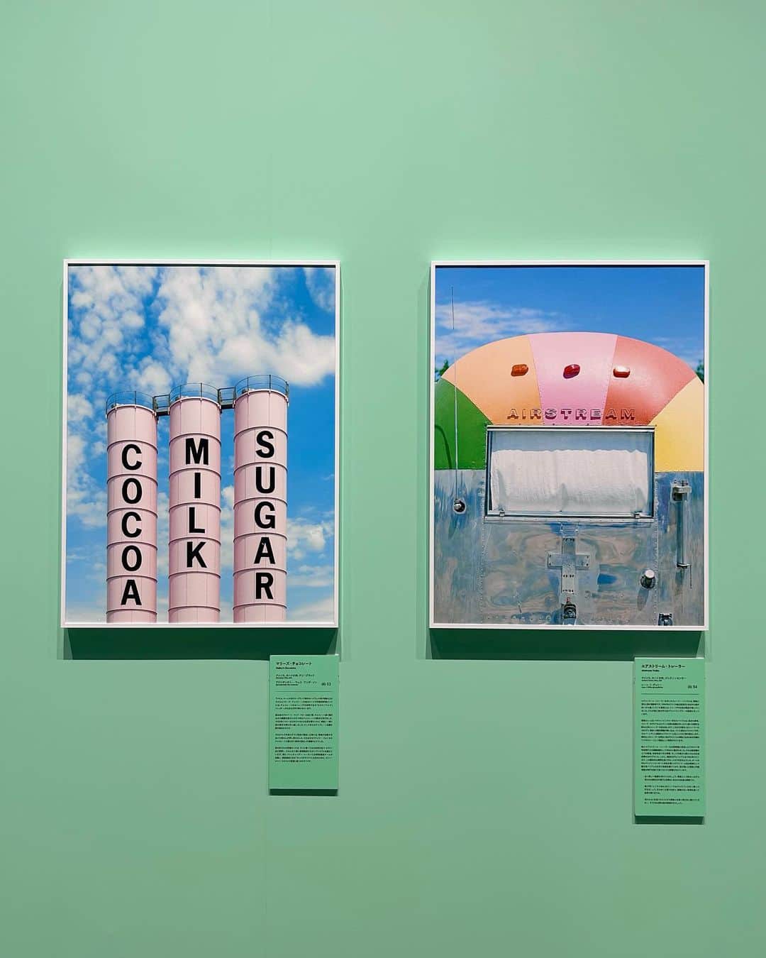 江崎ななほのインスタグラム：「行きたかったウェス・アンダーソンすぎる風景展、終わってしまうギリギリに駆け込みで行ってきた、最高だった、、💚💛🩷💙💜」