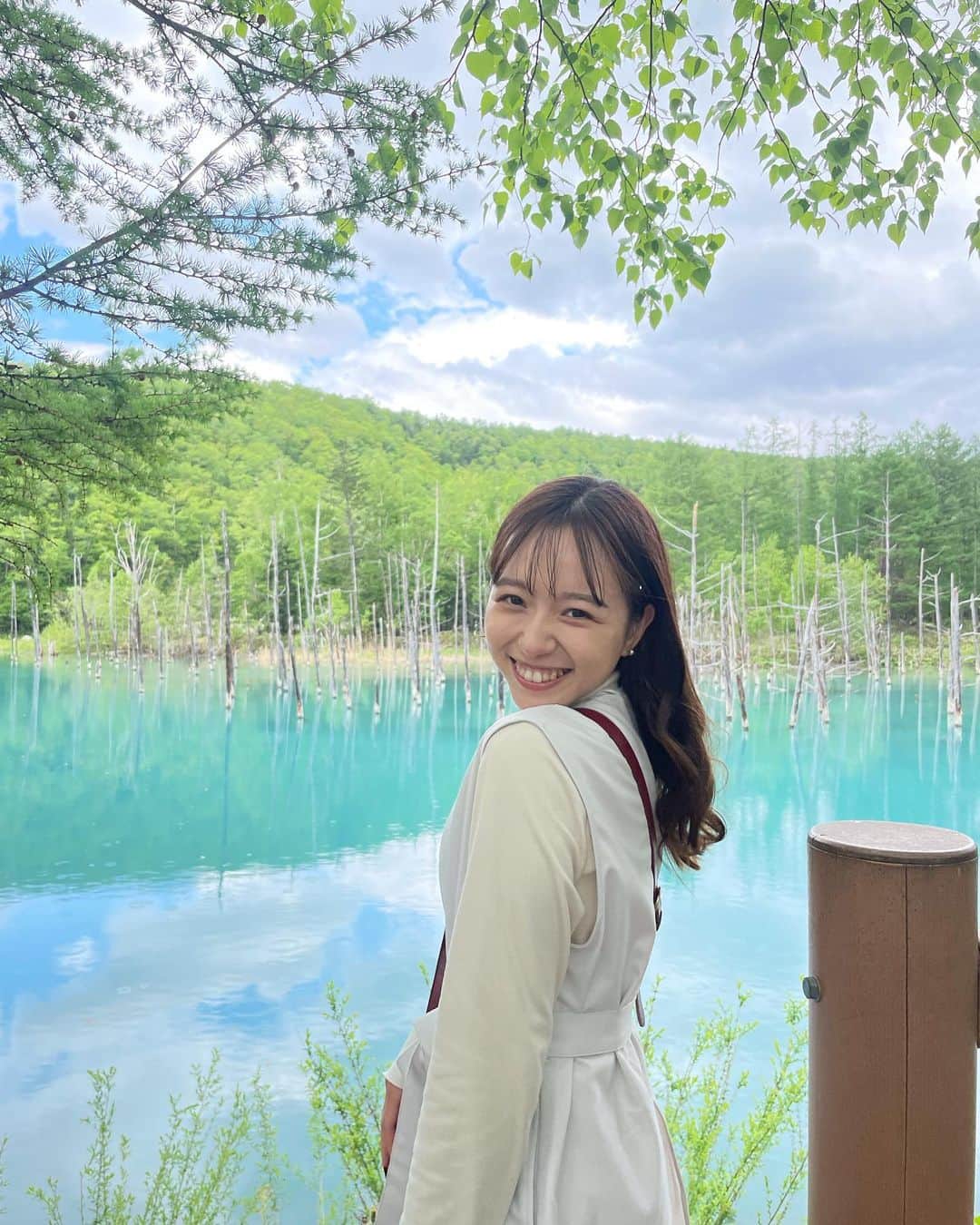 神岡実希のインスタグラム：「ー 空が反射されていて綺麗だった。🩵🍦 #北海道旅行 #美瑛 #美瑛観光 #青い池 #白金青い池 #北海道」
