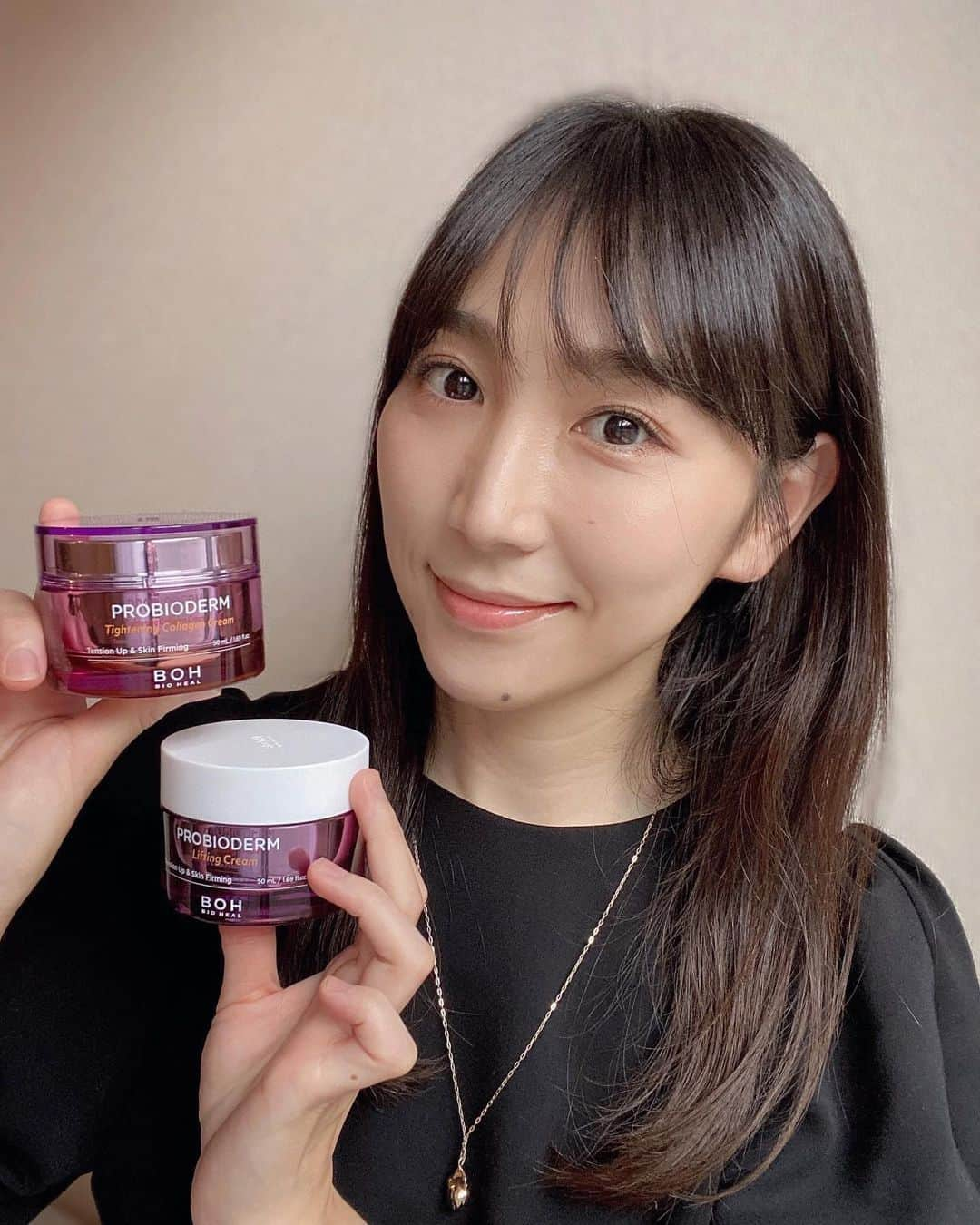 渡辺順子のインスタグラム：「"塗るハイフ"ってワードで前から気になってたBIOHEAL BOHのクリームをためしてみた♡  ❑プロバイオダーム タイトニングコラーゲンクリーム は  プロバイオダームラインの新商品！  従来のリフティングクリームから油分を減らし、 水分は高め、軽くてさっぱりとした仕上がりの ライトなクリーム  プルっとしたみずみずしいジェルテクスチャー これからの季節に使い勝手が良さそうな すっと馴染むライトなクリーム✧‧˚  ❑プロバイオダーム リフティングクリームは しっかりめのテクスチャーで 肌にピタッと密着してくれる塗り心地  夏場でも冷房とかで乾燥しがちだから しっかり保湿したい時に良さそう！  そんな2つ製品を お得に購入するのにもってこいなQoo10のメガワリ✨  【BIOHEAL BOH Qoo10 メガワリ限定 単独セット】 6/1～6/12の開催期間中には セット以外にも割引クーポンが提供されるから 試してみたい人はこの機会をお見逃しなく～  【BIOHEAL BOH プロバイオダーム リフティングクリーム /50ml 2個】  2022Q0010 BEST K-COSME AWARD クリーム部門1位クリーム ※Qoo10調べ データ抽出期間：2022年1月1日(土)〜12月31日(土） ※Qoo10 (https://www.goo10.jp/) サイト上、「パック」・「クレンジング」・「化粧水」・「美容液」・「乳液/クリーム」・「美容機器」・「ファンデーション」・「リップ」・「マスカラ」・「アイシャドウ」カテゴリーの販売個数に基づいたランキングです  @bioheal.boh_japan @oliveyoung_japan  #PR #BIOHEALBOH#バイオヒールボ #oliveyoung #オリーブヤング #MEGAWARI #メガ割#スキンケアオススメ#タンタンしか勝タン #30代ママ美容 #韓国コスメレビュー #塗るハイフ #ママ美容」