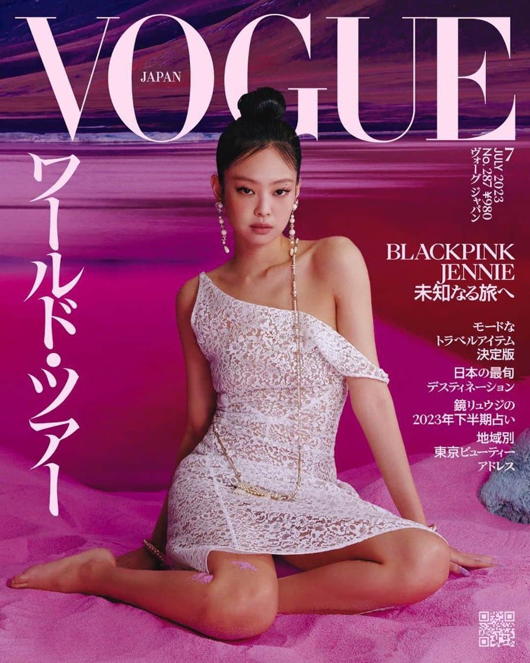 ジェニーのインスタグラム：「@voguejapan 2023 July issue cover  Talent @jennierubyjane from @blackpinkofficial wearing @chanelofficial  Photography @hongjanghyun Styling @meenmeenmeen_ Hair @iljung_lee Makeup @joynara Manicure @nail_unistella」