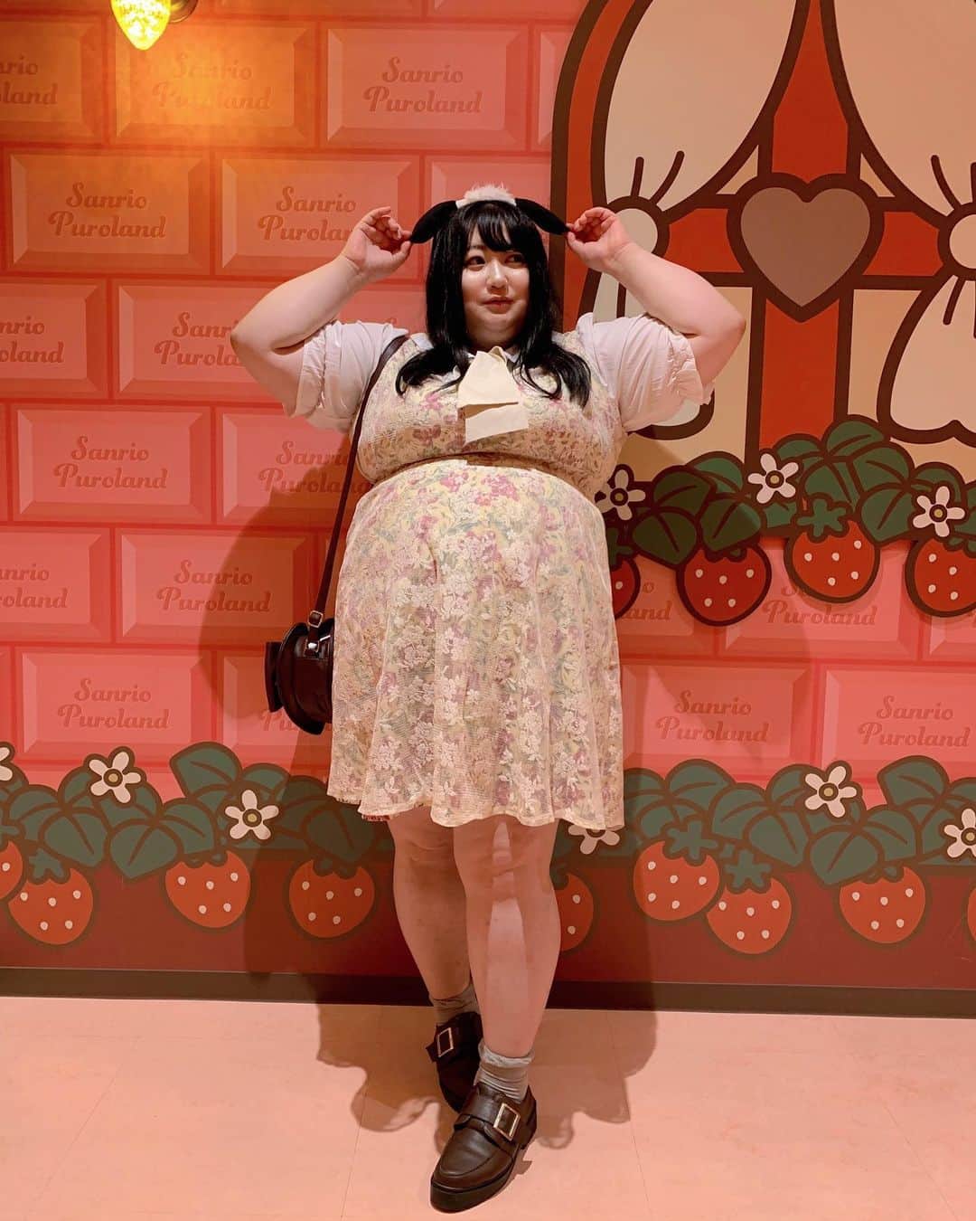のインスタグラム：「何度も言ってるけど、まじでピューロランドとタベルノスキーの相性が良すぎる💗  H155/W105/B125/W105/H115 @xxangelsizexx @taberunosky   お天気お姉さん半袖ワンピース (3L～5L相当)  👗 .｡ _________________________ ｡. 👗   　えみっくすの日々のコーディネートを ︎︎ 　　　▶️ #えみっくすコーデ ◀️  　　　でまとめています⸜(*⃙⃘'ᵕ'*⃙⃘)⸝⋆*   　コーデを参考にしてくれたらぜひ  　ハッシュタグをつけて投稿してね📷✨  👗 .｡ _________________________ ｡. 👗  #たべすきASA #タベルノスキー #エンジェルサイズ #taberunosky #angelsize #ぽっちゃりコーデ #ぽっちゃり #ぽっちゃり女子 #ぽっちゃりファッション #ぽっちゃりさんと繋がりたい #ぽっちゃり大人女子 #ぽっちゃりモデル #ぽっちゃり女子と繋がりたい #プラスサイズ #プラスサイズコーデ #プラスサイズファッション #plussize #plussizefashion #plussizestyle #chubby #curvy #curvygirl #curvyfashion #棉花糖女孩 #ミスiD2022 #みけぽ #ミケぽちゃ」