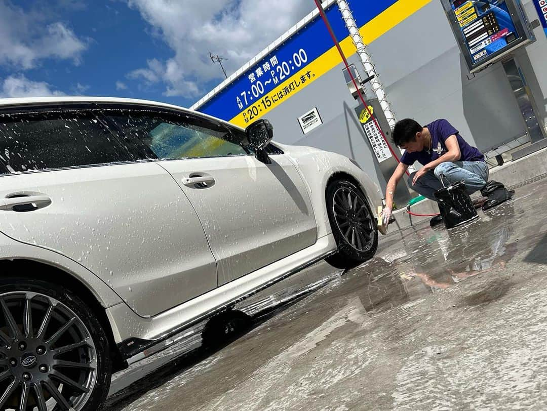 木村真人さんのインスタグラム写真 - (木村真人Instagram)「先輩の納車されたばかりの車の洗車を依頼されて綺麗にさせて頂きました！ コイン洗車場でどこまでやれるか考えて汚れ落とし兼艶出しワックスと艶出しスプレーワックスの二度塗りでツルツルのテッカテカにしました！使用ケミカルはハッシュタグに↓ 本当は水シミ除去や鉄粉も取りたかった  写真だと伝わりきらないのでツルツルさをLightroomでレタッチしてます。  洗車後は種差海岸までドライブ！ また洗車させてください！！！ 楽しかった〜〜〜  #手洗い洗車 #コイン洗車場 #autobritedirect #purplevelvet #cherryglaze #project64 #一眼レフ #ファインダー越しの私の世界 #eoskissx7 #ef1740f4l #lightroom」5月31日 19時47分 - masato_spinner