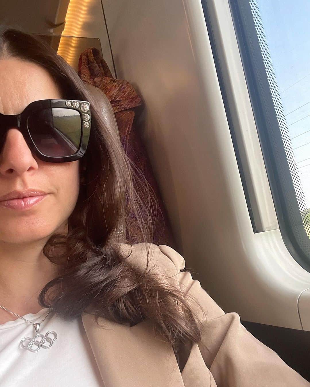 ヴァレンティーナ・マルケイのインスタグラム：「Ciao, sono Valentina e nell’ultimo mese ho accumulato più punti Cartafreccia che ore di sonno❣️  Però tutto molto bello. Soprattutto il mio lavoro🤩  🕶️ @carolinaherrera @madeineb #giftedby」