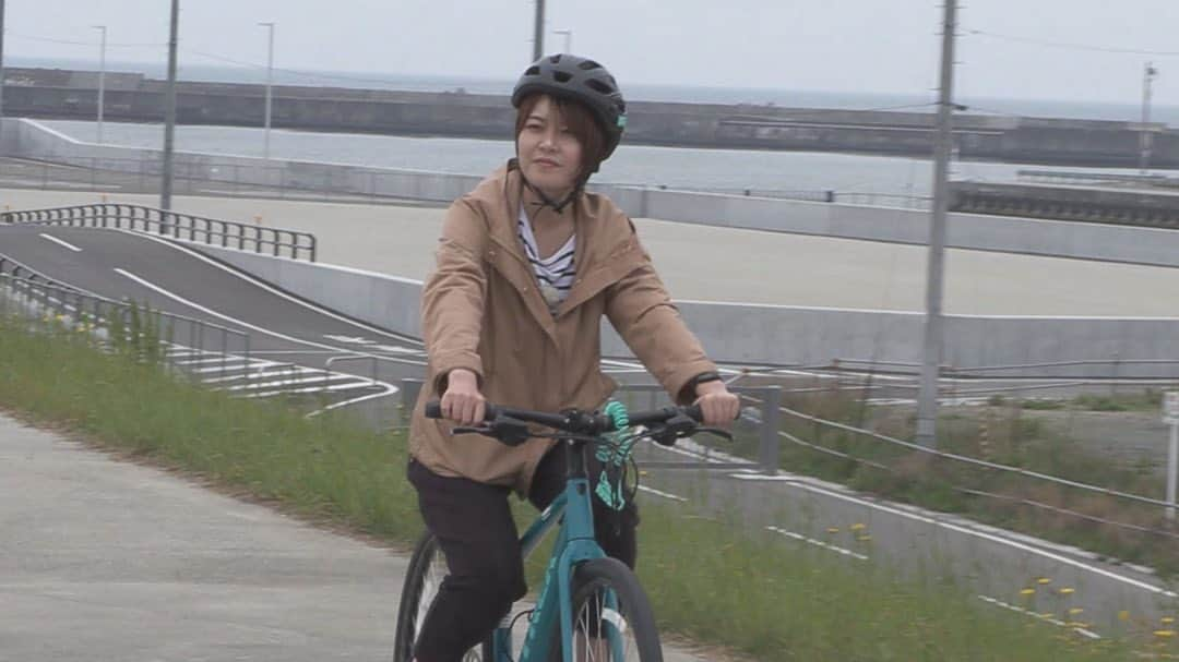 岩間瞳のインスタグラム：「＼イチオシ！自転車のまち名取市🚲／  過ごしやすいこの季節🌤️ みなさんサイクリングはいかがでしょうか☺️？  先週の「みやぎイチオシ！」のコーナーは 「自転車のまち 名取市」をテーマに企画･取材🚲🚲  名取市閖上地区にあるサイクルスポーツセンターには 大人から子どもまで 友人同士から家族連れまで みんなで楽しめる自転車がたくさんあります🚲 （写真3.4枚目）  12年前の東日本大震災でセンターは全壊しましたが 地域のにぎわいを取り戻そうと再建された後は 宿泊施設やレストラン、温泉も誕生し 1日中楽しめるスポットに🙆‍♀️✨  名取市では およそ50年前にサイクルスポーツセンターが 建設されたことで自転車文化が広がり、 3年前の再建をきっかけに 「自転車のまちづくり」が さらに推し進められています🚴‍♀️  私も市が作成したサイクルマップを元に 閖上地区をサイクリングしましたが 潮風をきって走ったり 自転車でしかみられない風景があったりと 最高でした😊✨（写真1.2枚目）  今度はぜひ違うコースも走ってみたい！ もっと自転車でまちめぐりをしてみたい！！ と思えた取材でした〜✏️  ちなみにこの取材を含め これまでの「みやぎイチオシ！」は WEB記事にもしています📱 「NHK仙台放送局のHP」→「知っトク東北」から ぜひご覧ください〜💐  クロスバイク...欲しくなりました... どうしようかな...  #宮城 #宮城観光 #名取市 #名取観光 #名取サイクルスポーツセンター #閖上 #自転車のまち #サイクリング #サイクルツーリズム  #アナウンサー #キャスター #nhk仙台 #てれまさ #みやぎイチオシ #岩間瞳」