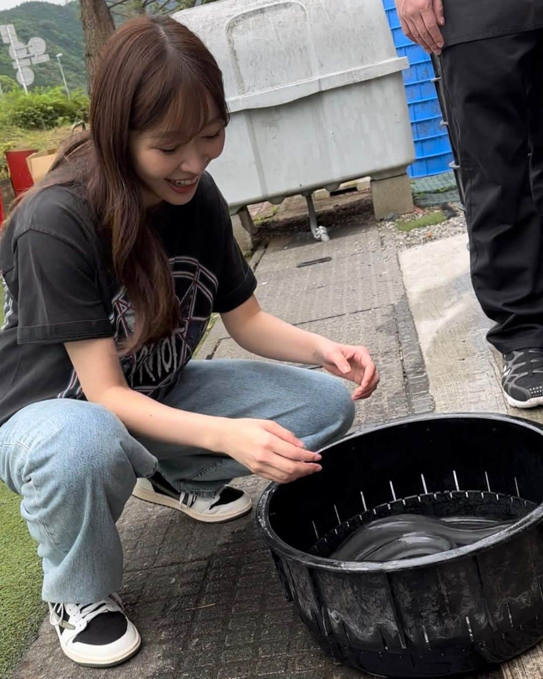 指原莉乃さんのインスタグラム写真 - (指原莉乃Instagram)「うなぎ頂いたり、うなぎ掴んだり、カフェに行ったり、時計を買ったり。  2枚目、私服わかりやすいかもです👌 このTシャツ、私のこと応援してくださってる方からしたら何年着てるんだよっていう。。なんとも言えない質感で好きな、古着のSlipknotT。 このデニムもやっぱり好きでよく履くLevi's。スニーカーはSNKRSで初めて当たった！だけどシソンヌ長谷川さんとおそろいで、ショック！  時計2本目⌚️デカ時計サイコー！ うなぎ掴む時、びびって外しちゃった。 時計つけたまま、うなぎ掴めたら本物だな  カラコンは今日発売のクリスタルブルーム。 だけど質感わかりにくいー！めちゃかわいいのにー！ メンションにたくさんレポしてくださってるのがあるので見てください☺️🫶先着でノベルティの持ち運びできるアクセサリーポーチもついてくるかも！いそげー！ （ @topards_official で対象ショップ調べてからぜひ！）」5月31日 19時58分 - 345insta