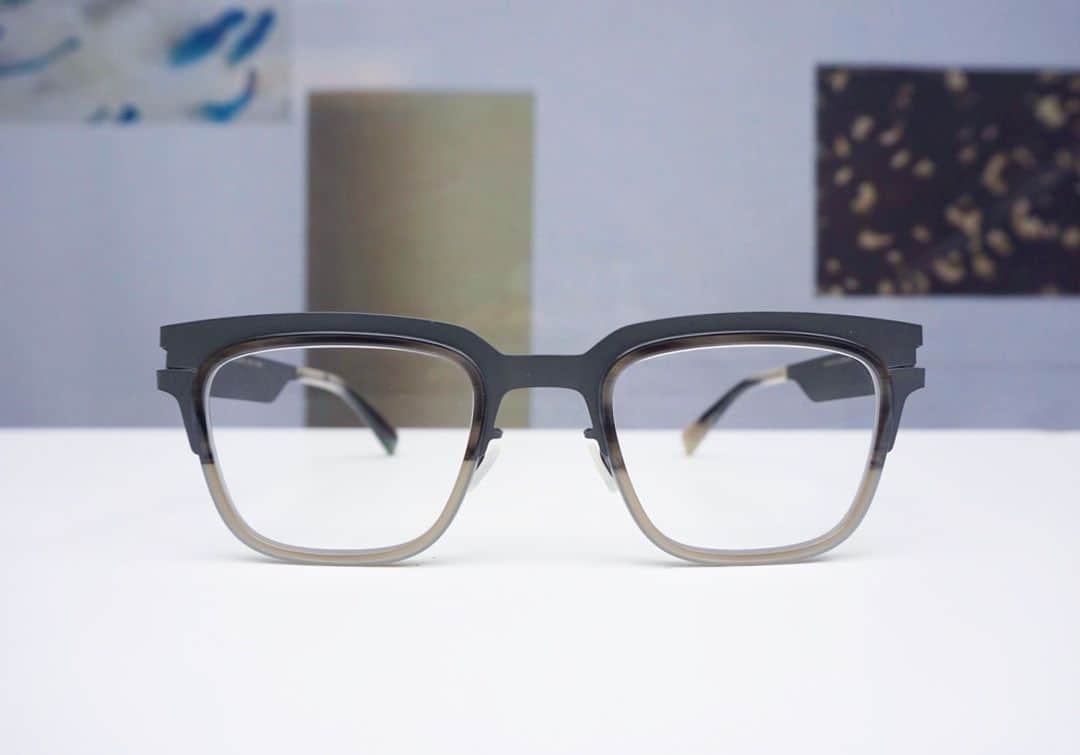 MYKITA SHOP TOKYOのインスタグラム：「【ACETATE RINGS Collection"RAYMOND"】   フロント上部にボリュームのある、スクエアシェイプの"RAYMOND"。 透け感のあるアセテートのリムを組み合わせる事により、固さが中和され柔らかさが生まれます。  ACETATE RINGS Collection "RAYMOND"   "RAYMOND" has a square shape with volume at the top of the front. The combination of a translucent acetate rim neutralizes the hardness and creates a softness.  #mykita  #eyewear  #eyewearfashion  #マイキータ  #メガネ」