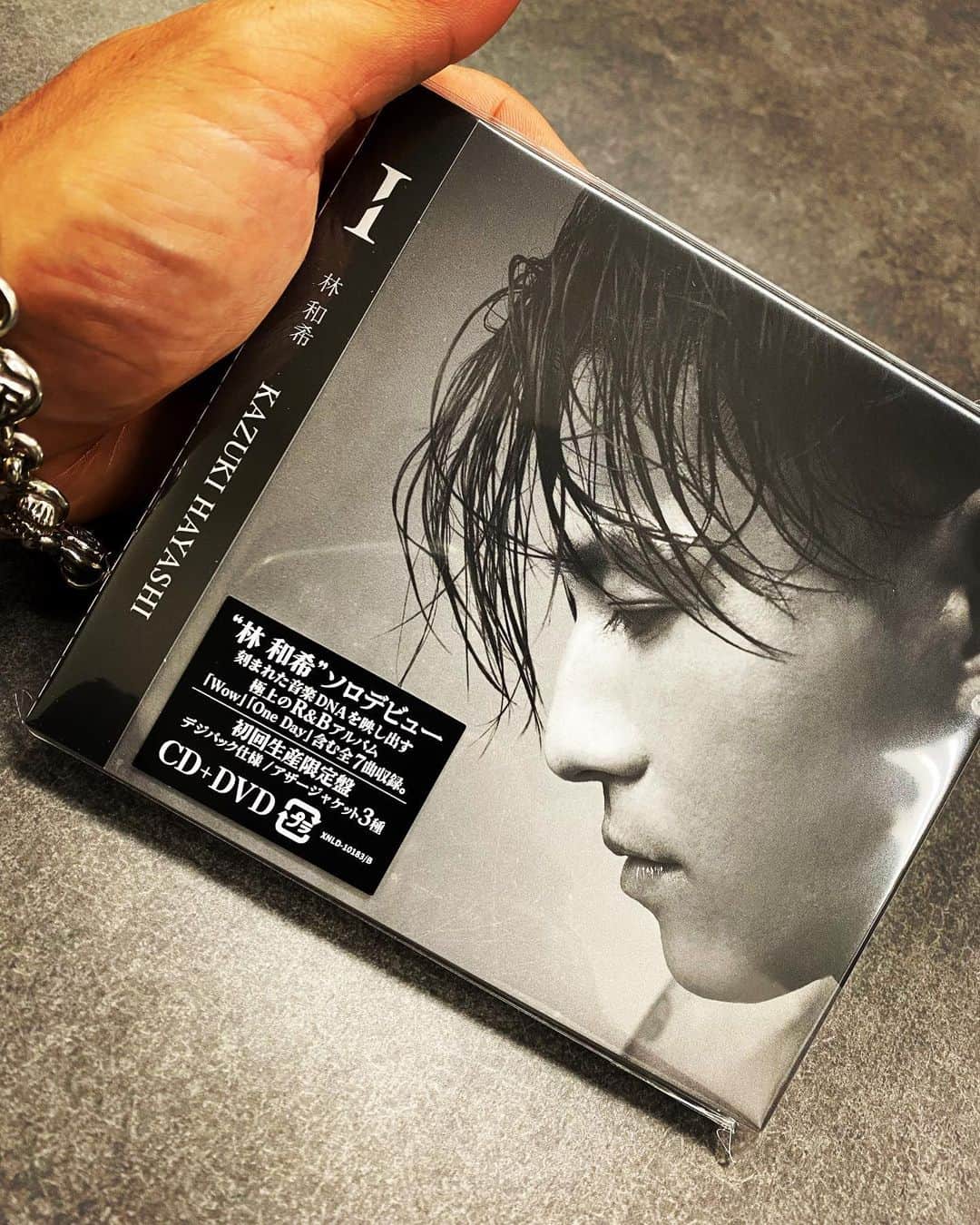 KAZUKIのインスタグラム：「本日5.31 1st ALBUM 「I」リリース。 18歳の頃から歌をはじめ 同時に楽曲制作、トラック制作も続けてきた。いつか全て自分で出来るようなアーティストになりたいという夢を持ち続けて来ました。それが僕なりの音楽に対する愛の大きさであり向き合い方です。これから先も変わりません。 DOBERMAN INFINITYに加入して9年。このグループでたくさんの経験をさせてもらって、キャリアも全くない僕を育ててくれました。そんなメンバーにも、そしてずっと応援してくださった皆様にも、改めて感謝の気持ちを。本当にありがとうございます。  いつだって僕の心を温めてくれた音楽のように、このアルバムの曲達も皆さんのこれからの人生に寄り添い続けられるような、色褪せない音楽になって欲しいという願いを込めて作りました。  音楽の熱は今もなお日に日に上がるばかり。今後とも楽しみにしててください。  01. I Lyrics & Music & Arrange：林 和希 02. Lonely Lyrics & Music & Arrange：林 和希 03. Wow Lyrics：林 和希 Music：林 和希, SWING-O Arrange：SWING-O 04. Nyte Flight Lyrics & Music & Arrange：林 和希 05. One Day Lyrics：林 和希, SHOKICHI Music：林 和希 Arrange：林 和希 06. そうじゃないの Lyrics & Music & Arrange：林 和希 07. Sea Talk Lyrics & Music & Arrange：林 和希  #林和希 #I」
