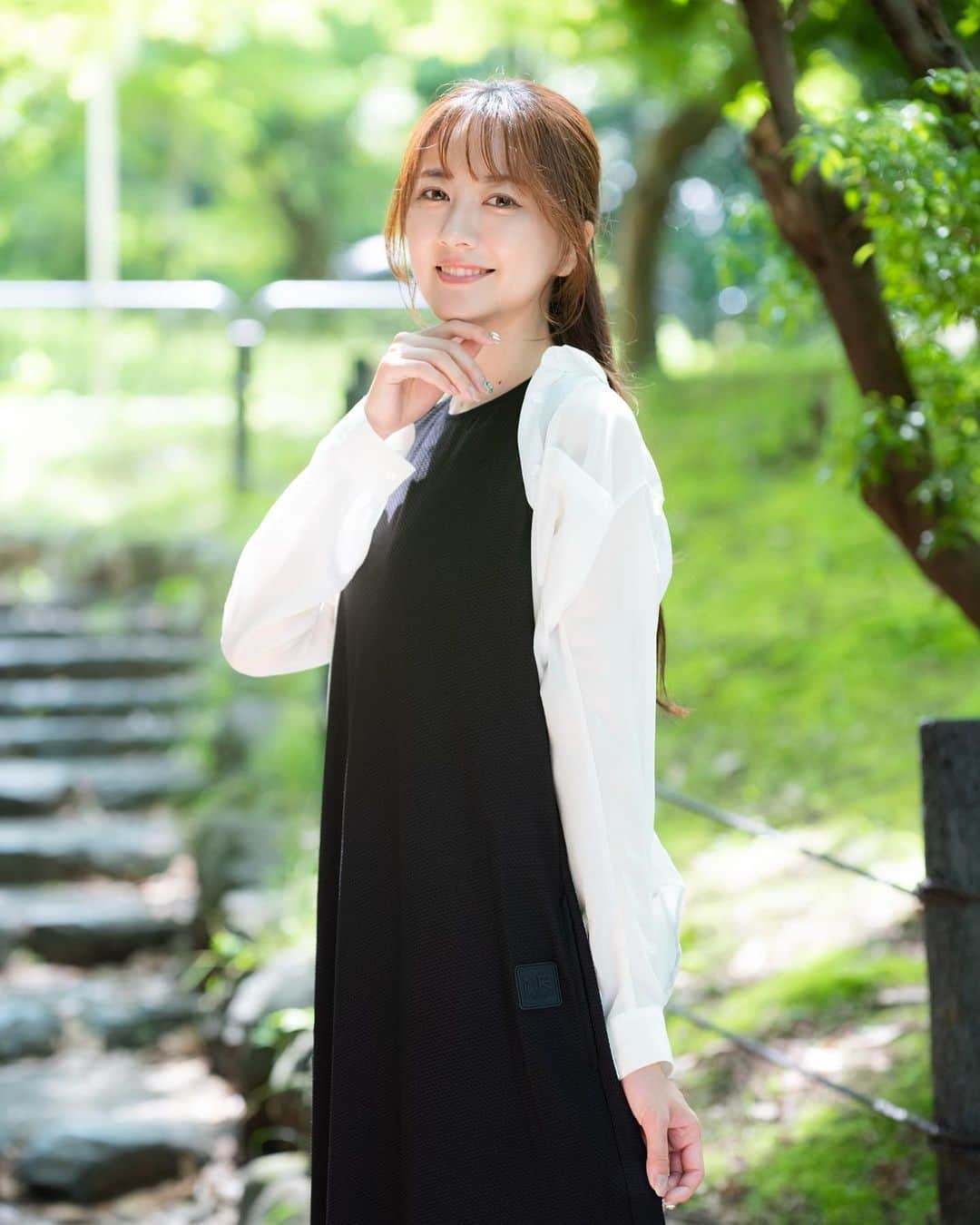 のインスタグラム：「初夏の京都📸🌿  この日はすごい暑かったから木陰や水辺が涼しかった思い出✨ 今年は久々にキャンプとかアウトドアもいいな🏕️  . @mutaracing_wear  @muta_racing  @muta__official  . . #muta #mutaracing #mutamarine #mutamarinegolf #instafashion #ootd #racequeen #model #selfie #portrait #japanesegirl #ワンピースコーデ #レースクイーン #モデル #ロングヘア #ハーフアップ #高身長女子 #패션 #오오티디」