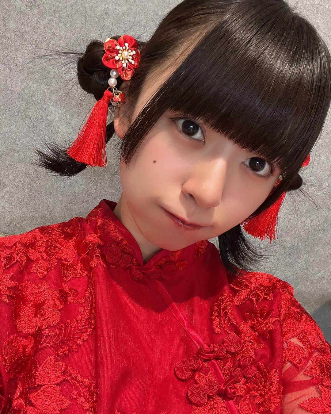 橋本美桜のインスタグラム：「こちらはチャイナ服のハシモト🐼‪🌱 ⁡  ⁡ ⁡ ⁡ #アイドル #IDOL #偶像 #パッツン前髪 #ロングヘア  #黒髪 #黒髪ロング #お団子 #お団子アレンジ #チャイナ服 #チャイナドレス #コスプレ #自撮り #ootd」