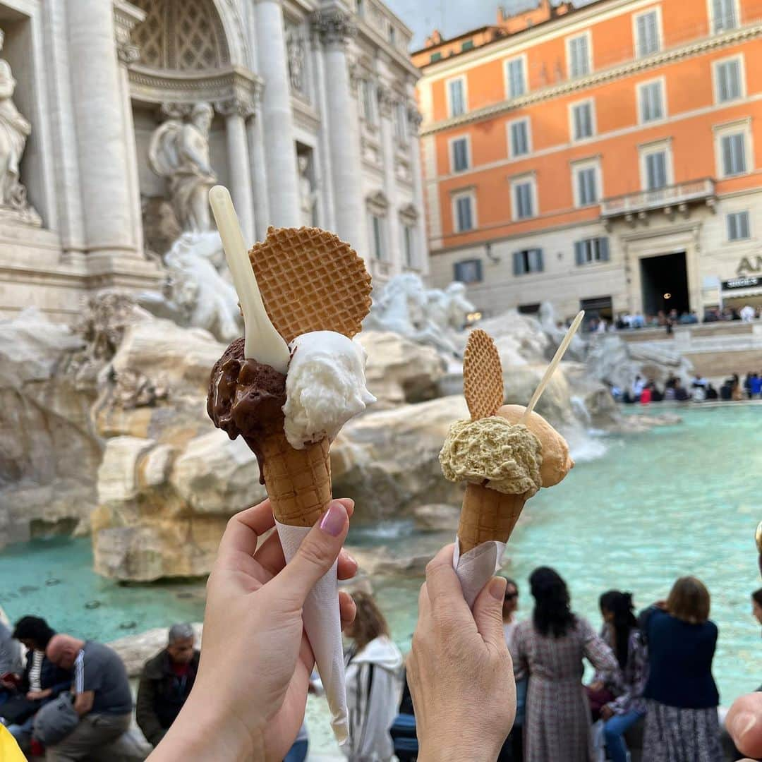 増井みおのインスタグラム：「ローマ旅を少しずつ載せていくよう 絶対食べたかったのは全部食べれたし行きたいとこも行けた🥹 ローマついて最初に念願のジェラート🥺🍨 オレンジチョコレートとレモン🍋🍊🍫にしたよ〜 食べ終わるまではトレビの泉には近づけないよ😌  1.3.トレビの泉 2.スペイン広場 3.真実の口  #italy #fontanaditrevi #piazzadispagna #trip #女子旅　#roma」