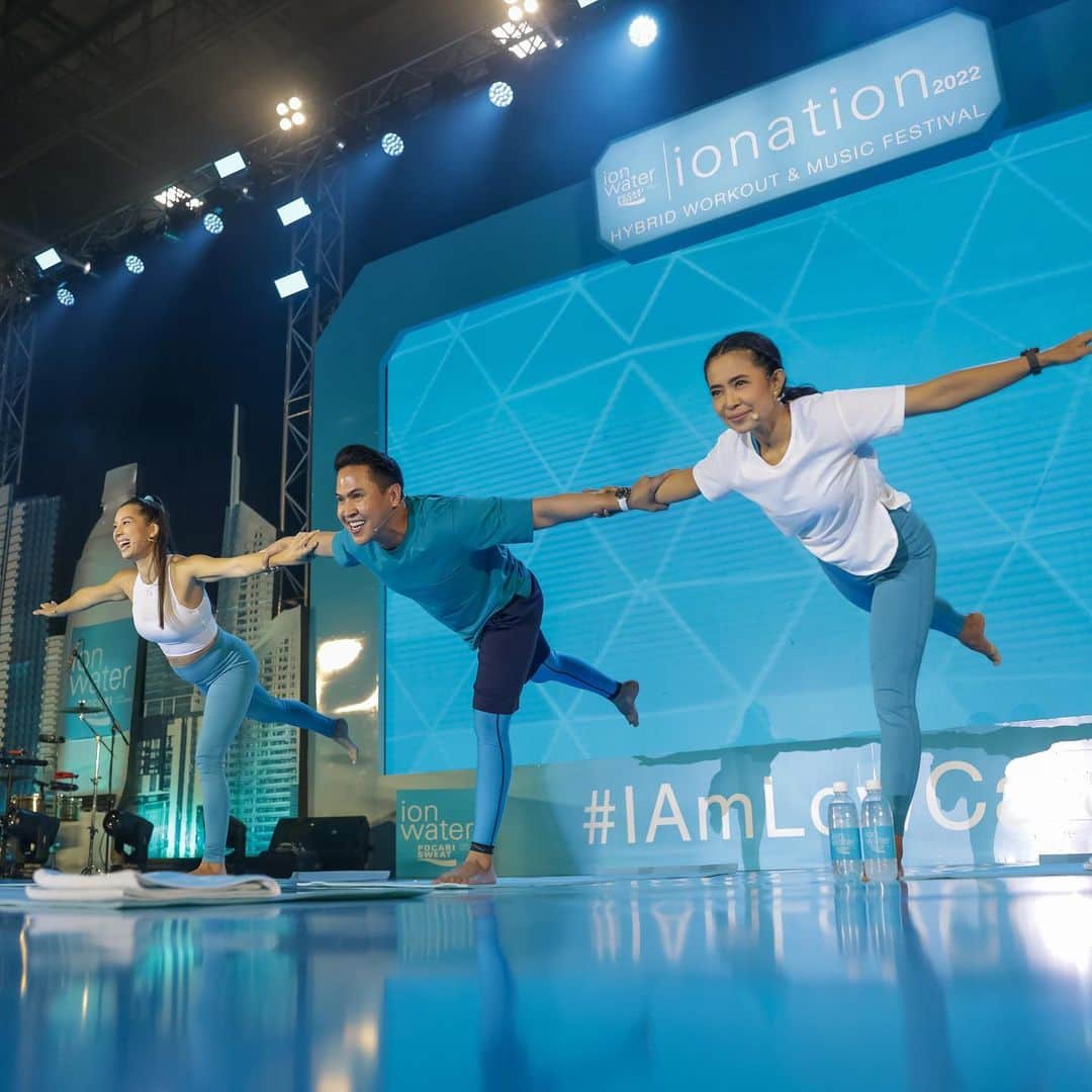 Jennifer Bachdimのインスタグラム：「In IONATION 2022, I got the chance to share the stage with @penyogastar & @deeradewi to lead a Yoga Class, while I was pregnant with baby @kirozaydenbachdim in my belly at that time 😂 A little bit nervous since we had a huge audience with us, but mostly excited to do workout together! It was also a joyous moment to see enthusiastic attendees of all ages take part in the class.  Besides that, I’m grateful to have the opportunity to get closer with some of you during the Meet & Greet session. I can’t thank you enough for taking the time to meet me in person 💙  Those were my favorite moments of last year event and I am so ready for the next. We have prepared something exciting for you guys, so stay tuned ✨  What are you looking forward to most in IONATION 2023? Let’s comment down below!  #IONWater #IAmLowCalorie #IONATION2023」