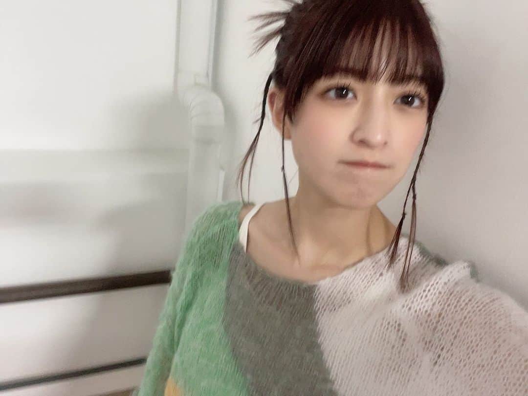 吉田綾乃クリスティーのインスタグラム：「📚🐈‍⬛ 本日発売のananオフショット🐾  毛がくりんくりんで かわいいねこちゃんだった🐾」