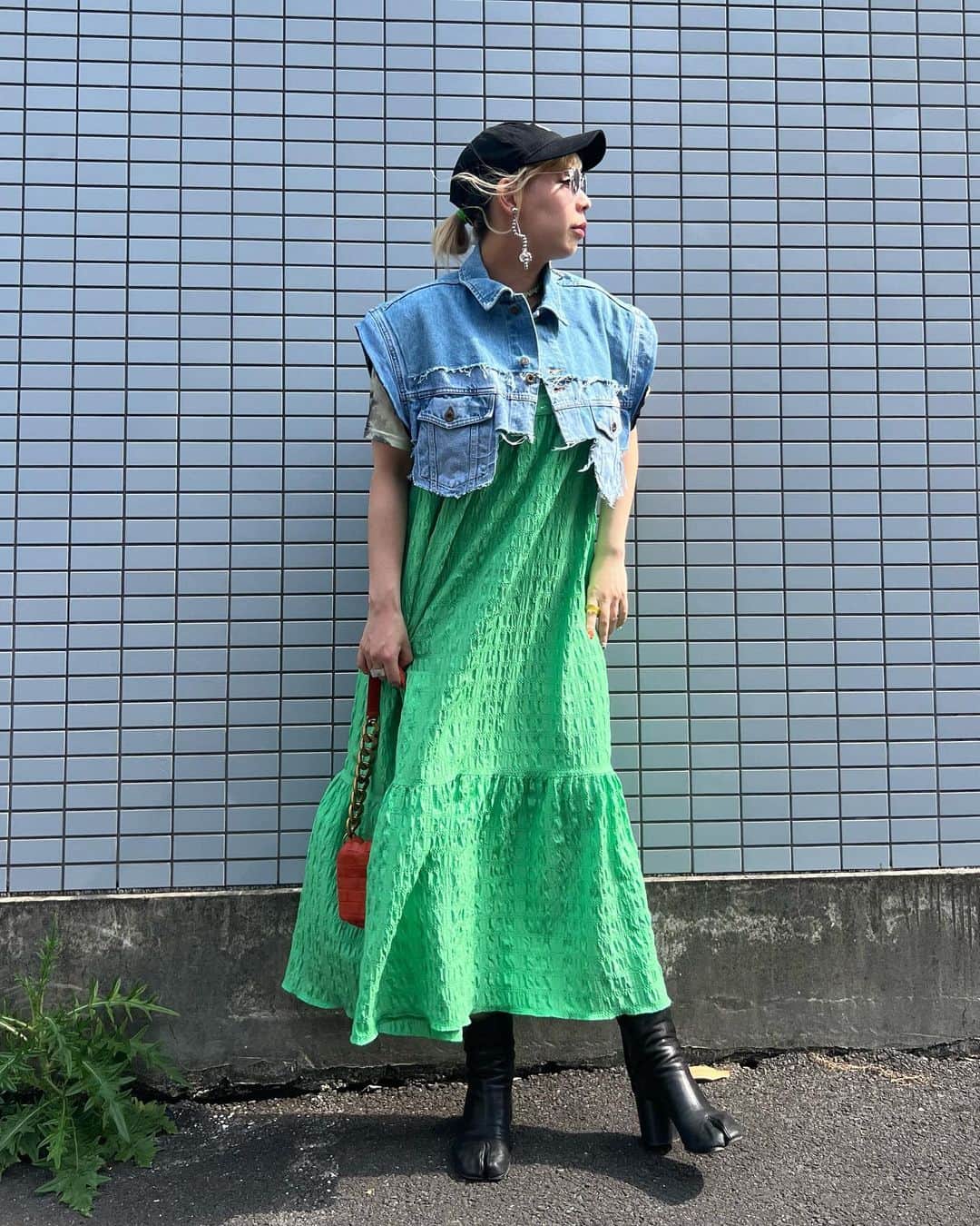 gallerieのインスタグラム：「▷DENIM 2WAY SHORT GJAKET 　　　¥26,400-  どんな性別でも、年齢でも、体型でも。 自分の好きなものを、おしゃれに、自由に楽しめるアイテム。 だからこそ、1年中使えるデニムで ムテキなアイテムがあったらもっと自由に楽しみ続けられると想い作りました♡  袖の取り外しが可能で いろんな着こなしが出来る。  トーンや色落ちの違う2トーンを組み合わせて、 REMAKEやUSEDだからこそ表現できる雰囲気を切替デザインで他にないアイテムにしました。  ショート丈なので、レイヤードもたくさん楽しめるし、 体型や、身長で悩むこともなくどんな方が着てもバランスもサイコーです。  #kalekale #denim #デニム #デニム好き #リメイクデニム #デニムコーデ #デニムベスト #デニムジャケット」