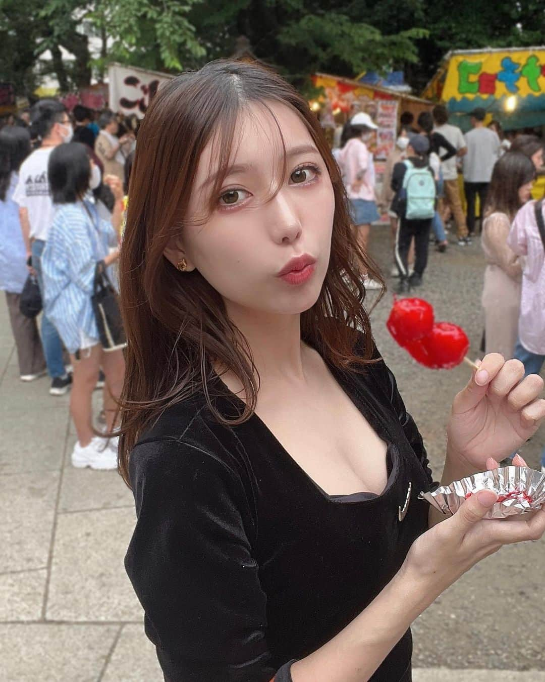 NAOのインスタグラム：「花園神社の例大祭に行ってきました いちご飴初めて食べたけど美味しかった☺️🍓  #花園神社 #祭り #いちご飴 #女医 #女医stagram #美容外科医」