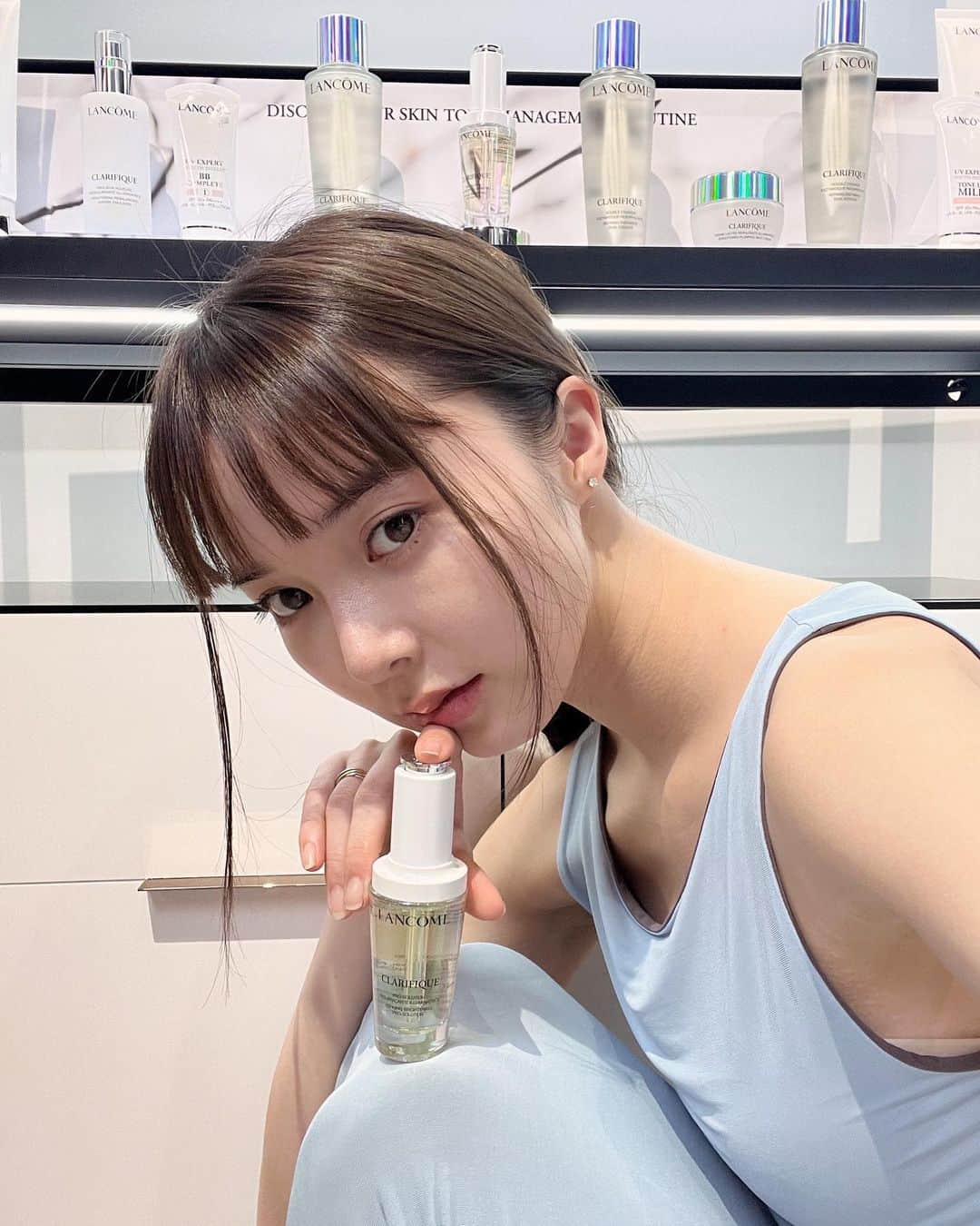 柊有紗のインスタグラム：「クラリフィック ブライトニング セラムは肌を明るくするだけでなく毛穴にもアプローチしてくれる万能美容液🩵 1週間試しに使ってみたんだけど、毛穴が目立たなくなったし肌ツヤが良くなったと実感している🥹✌️  そしてランコムのSkin Screen測定を3ヶ月ぶりに受けてきたよ！ クラリフィックブライトニングセラムでケアを続けていたのもあって、毛穴の数値が異常によかった、、笑　  これから夏になるから、クラリフィックブライトニングセラムで美白ケア頑張る！  @lancomeofficial   #ランコム #クラリフィックブライトニングセラム#ランコムGIFT #PR」