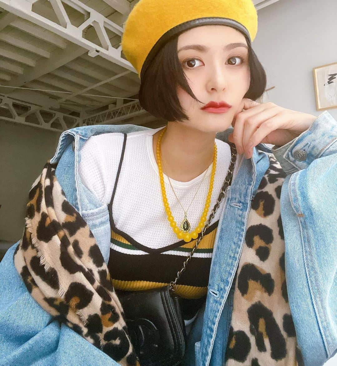 のインスタグラム：「黄色にヒョウ柄大好き🐆💛 お母さんからのおさがりシャネル だいぶ傷んできたけどまだまだ大切に使うよ！🫶  béret #古着  top #古着  bag #chanel #vintagechanel  ring #yuumiperaltashop   #古着コーデ #古着好き #古着ファッション #古着mix #古着女子 #カラーコーデ #カラフルコーデ #派手服 #派手好き #fashiongram #fashionlover #colorfullife #vintagelove #ミカコのフク」