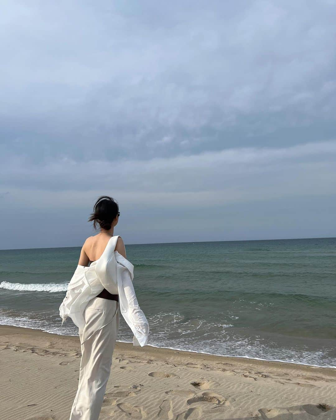 ギョンリ さんのインスタグラム写真 - (ギョンリ Instagram)「갑자기 떠난 여행🌊  평일에 정말 아무도 없어,, 핫한 여름에 또 다시 오는걸루🤎」5月31日 20時00分 - gyeongree