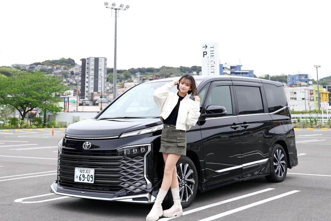 金子みゆさんのインスタグラム写真 - (金子みゆInstagram)「🚗³₃ 今回の女子旅は、ネッツトヨタ西日本さんにヴォクシーをお借りして、 THE OUTLETS KITAKYUSHUに行ってきました〜  なんとクレーンゲームで1発でとることが出来たんです！！！！嬉しすぎた！ ゲーセン楽しイイ！！  詳しくは 「ネッツ西日本　LinQ」で検索してね！  #ネッツトヨタ西日本#ネッツ西日本#LinQ#新木さくら#カワイイ女子旅ココしっとーと#女子旅#福岡女子旅#福岡ドライブ#車好きな人と繋がりたい#ドライブ好き#トヨタ#トヨタグラム#ネッツトヨタ#theoutletskitakyushu#ジアウトレット北九州#asoble#アソブル#スペースLABO#スペースラボ#ヴォクシー#voxy」5月31日 20時01分 - kaneko_miyu0813